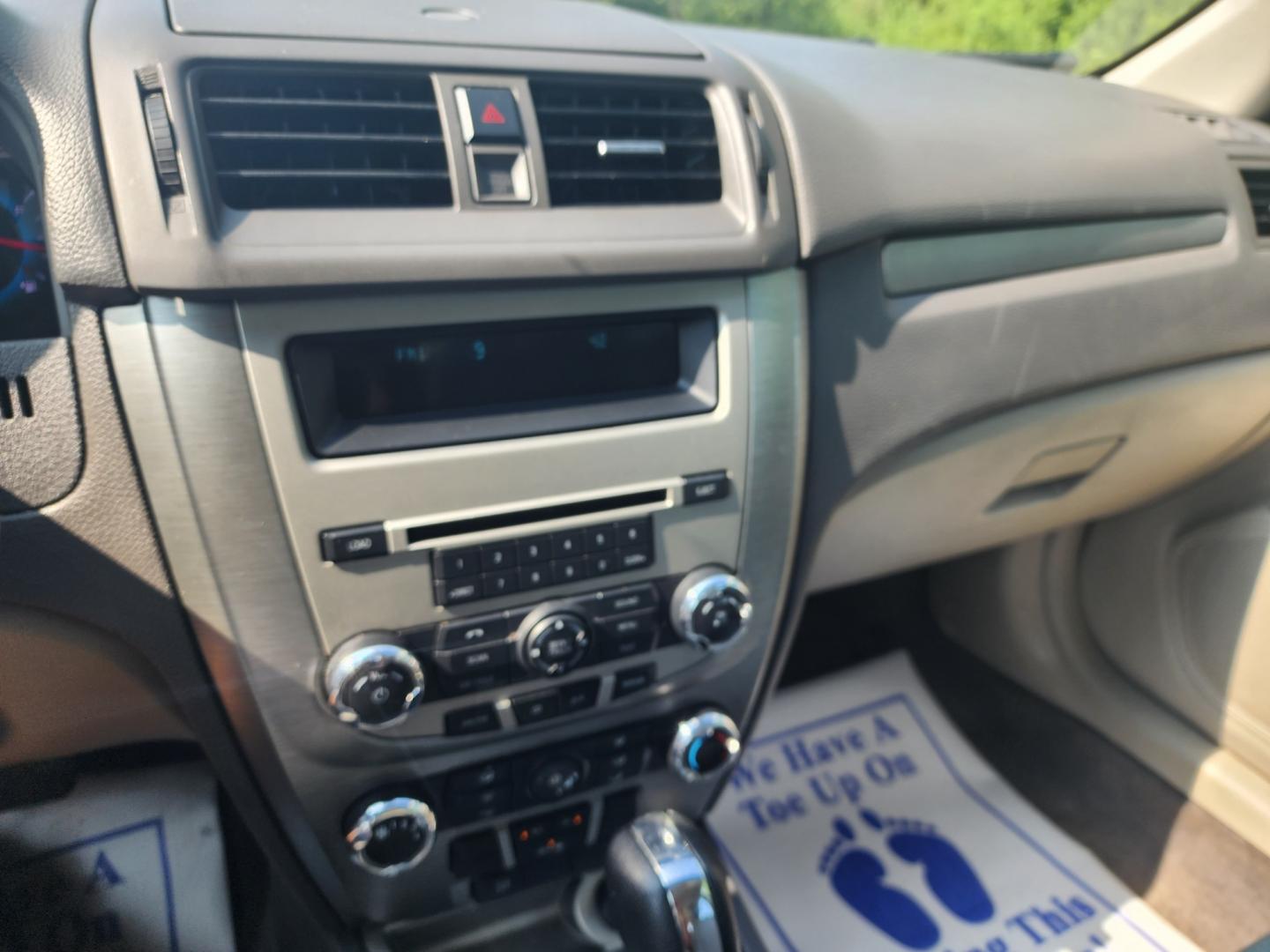 2012 WHITE /Gray Ford Fusion S (3FAHP0GA5CR) with an 2.5L L4 DOHC 16V engine, Automatic transmission, located at 1221 Madison St., Shelbyville, TN, 37160, (931) 680-9439, 0.000000, 0.000000 - Photo#4