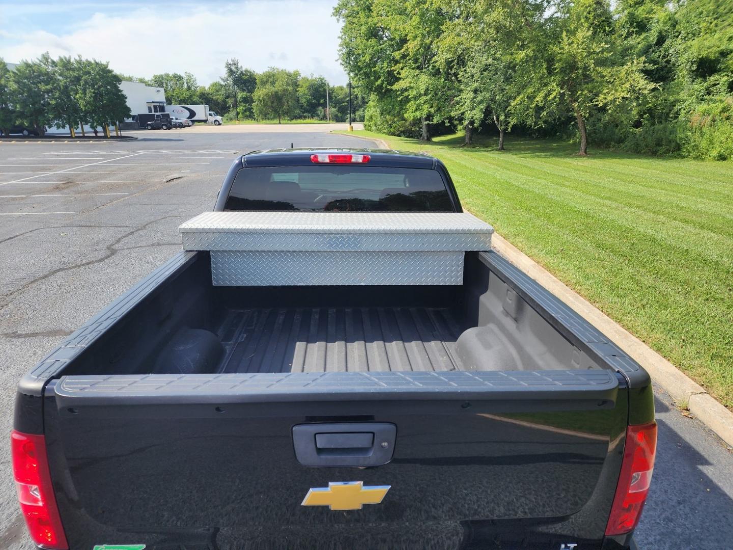 2013 BLACK /Black Chevrolet Silverado 1500 LT Ext. Cab Long Box 4WD (1GCRKSE79DZ) with an 5.3L V8 OHV 16V FFV engine, 6-Speed Automatic transmission, located at 1221 Madison St., Shelbyville, TN, 37160, (931) 680-9439, 0.000000, 0.000000 - Photo#3