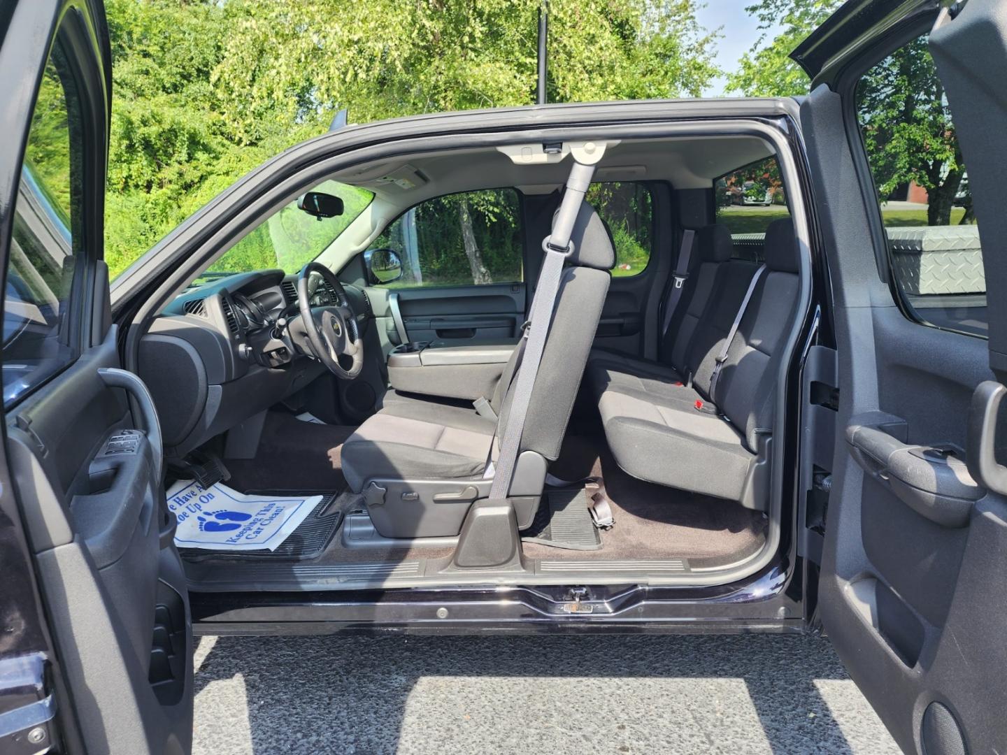 2013 BLACK /Black Chevrolet Silverado 1500 LT Ext. Cab Long Box 4WD (1GCRKSE79DZ) with an 5.3L V8 OHV 16V FFV engine, 6-Speed Automatic transmission, located at 1221 Madison St., Shelbyville, TN, 37160, (931) 680-9439, 0.000000, 0.000000 - Photo#4