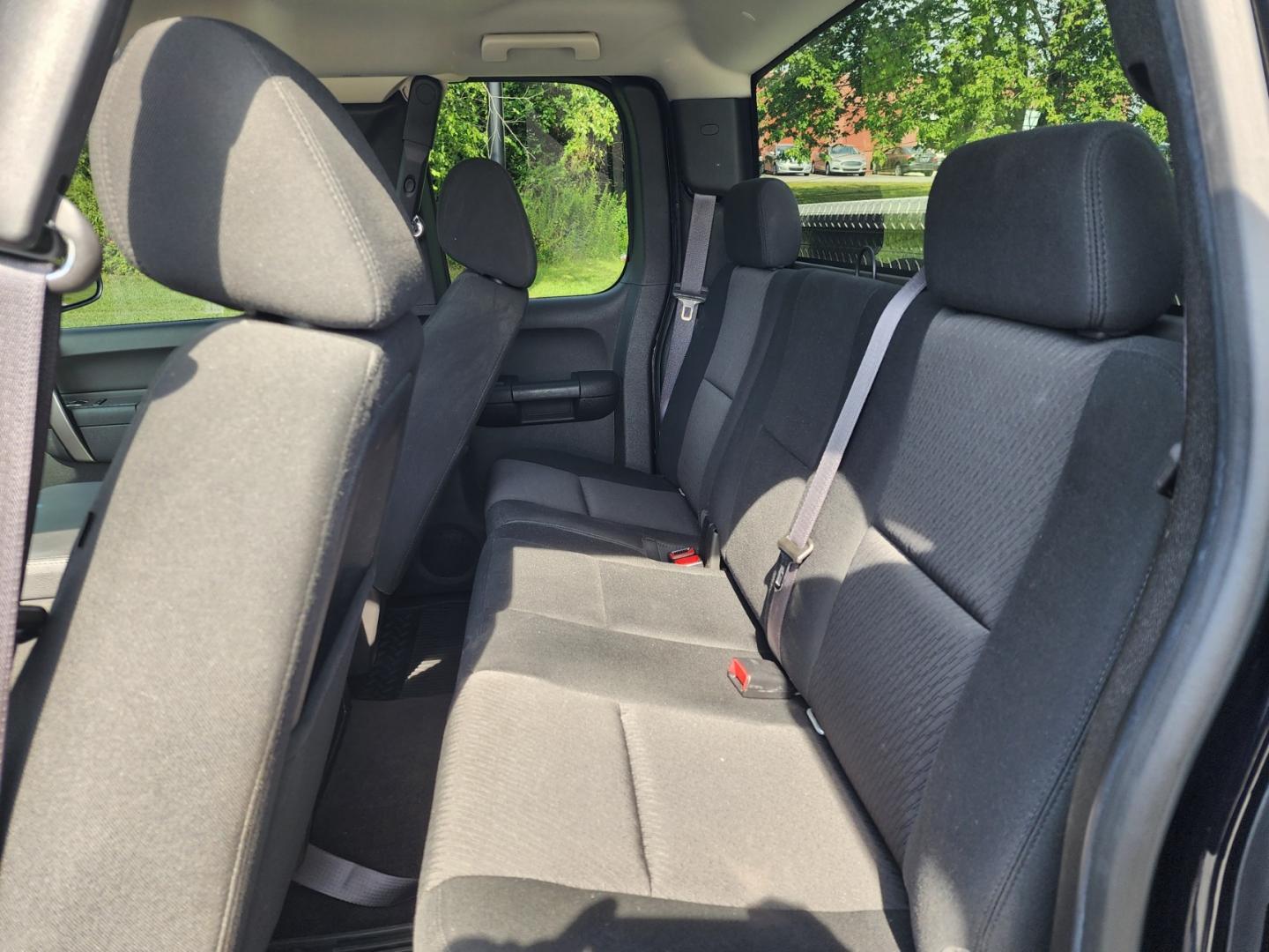 2013 BLACK /Black Chevrolet Silverado 1500 LT Ext. Cab Long Box 4WD (1GCRKSE79DZ) with an 5.3L V8 OHV 16V FFV engine, 6-Speed Automatic transmission, located at 1221 Madison St., Shelbyville, TN, 37160, (931) 680-9439, 0.000000, 0.000000 - Photo#5