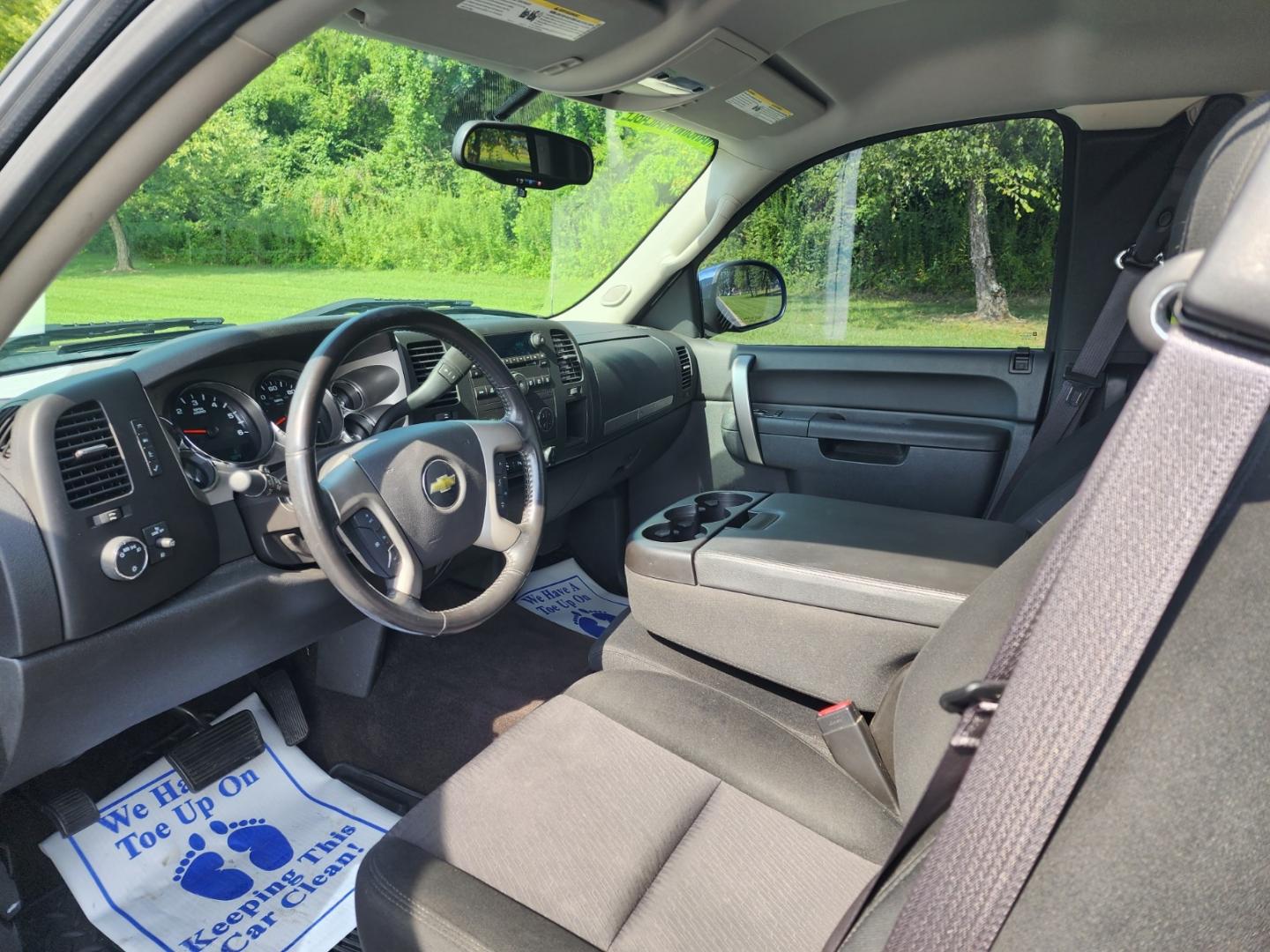 2013 BLACK /Black Chevrolet Silverado 1500 LT Ext. Cab Long Box 4WD (1GCRKSE79DZ) with an 5.3L V8 OHV 16V FFV engine, 6-Speed Automatic transmission, located at 1221 Madison St., Shelbyville, TN, 37160, (931) 680-9439, 0.000000, 0.000000 - Photo#6