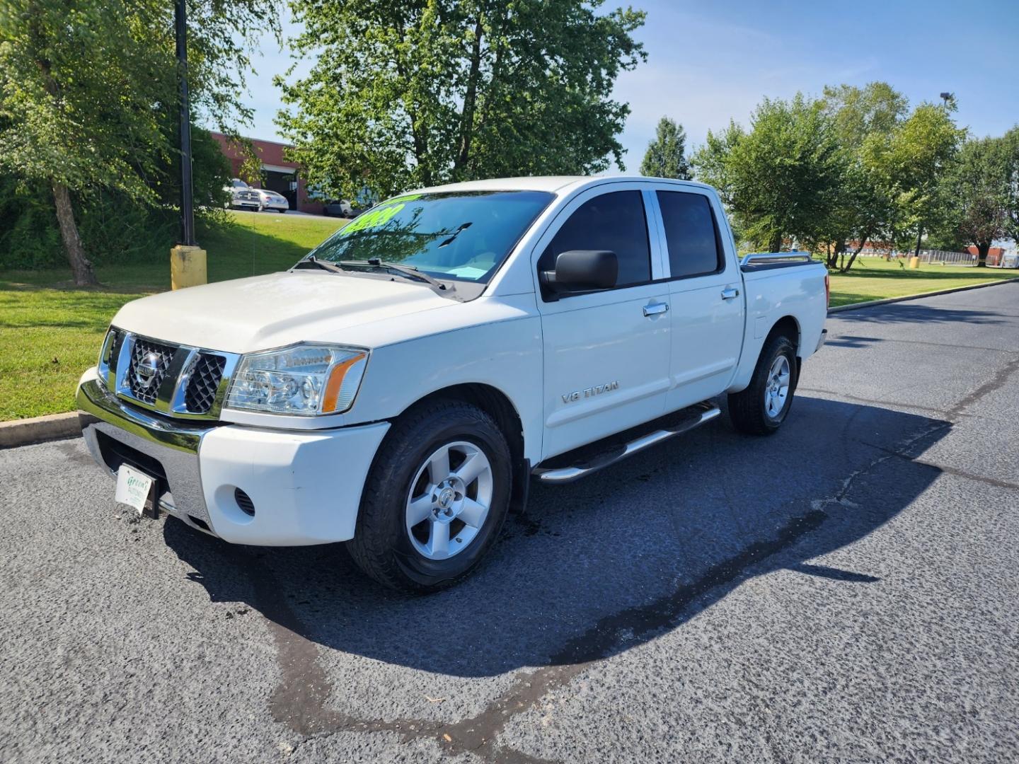 2007 WHITE /Gray Nissan Titan SE Crew Cab 2WD (1N6BA07A97N) with an 5.6L V8 DOHC 32V FFV engine, 5-Speed Automatic Overdrive transmission, located at 1221 Madison St., Shelbyville, TN, 37160, (931) 680-9439, 0.000000, 0.000000 - Photo#0