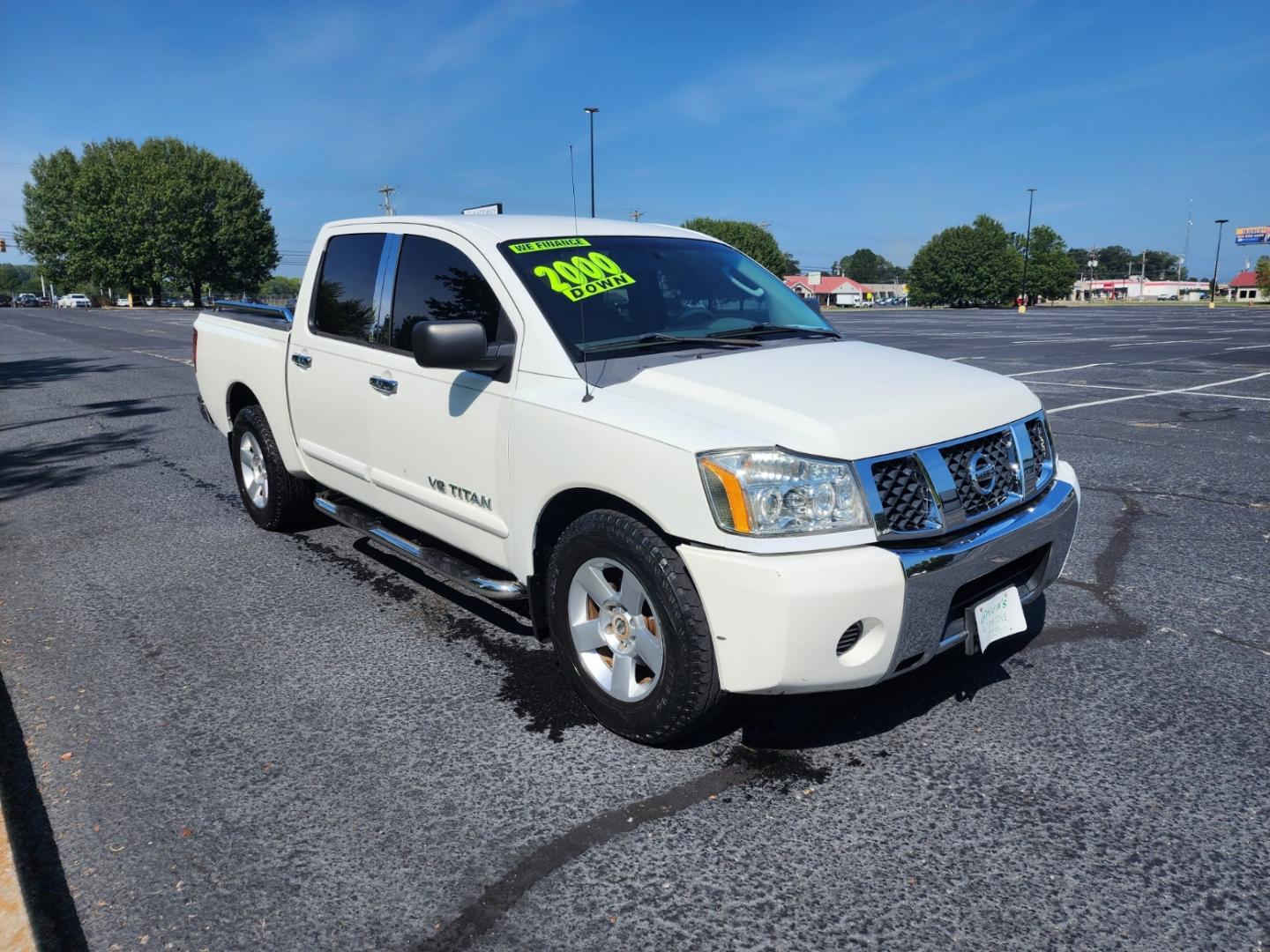 2007 WHITE /Gray Nissan Titan SE Crew Cab 2WD (1N6BA07A97N) with an 5.6L V8 DOHC 32V FFV engine, 5-Speed Automatic Overdrive transmission, located at 1221 Madison St., Shelbyville, TN, 37160, (931) 680-9439, 0.000000, 0.000000 - Photo#1