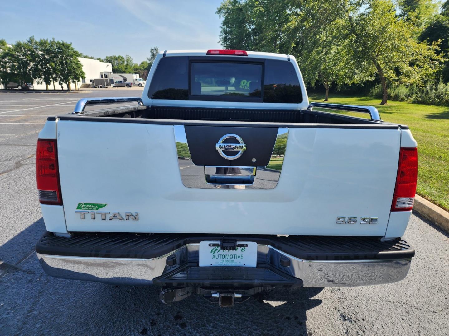 2007 WHITE /Gray Nissan Titan SE Crew Cab 2WD (1N6BA07A97N) with an 5.6L V8 DOHC 32V FFV engine, 5-Speed Automatic Overdrive transmission, located at 1221 Madison St., Shelbyville, TN, 37160, (931) 680-9439, 0.000000, 0.000000 - Photo#2