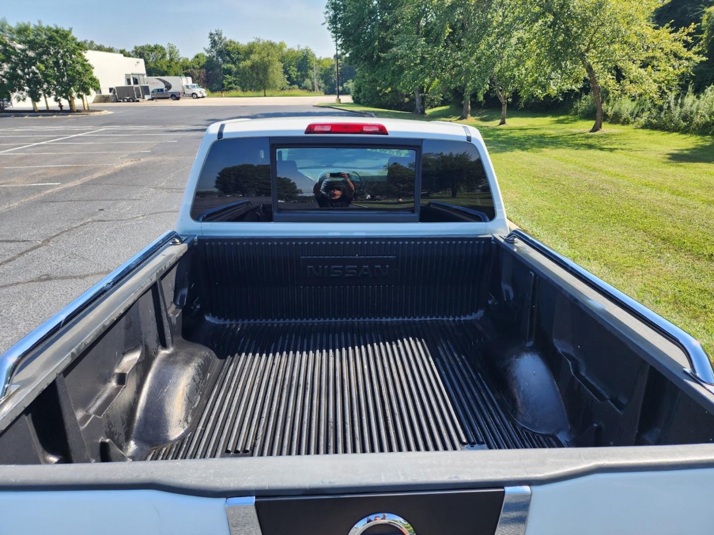 2007 WHITE /Gray Nissan Titan SE Crew Cab 2WD (1N6BA07A97N) with an 5.6L V8 DOHC 32V FFV engine, 5-Speed Automatic Overdrive transmission, located at 1221 Madison St., Shelbyville, TN, 37160, (931) 680-9439, 0.000000, 0.000000 - Photo#3