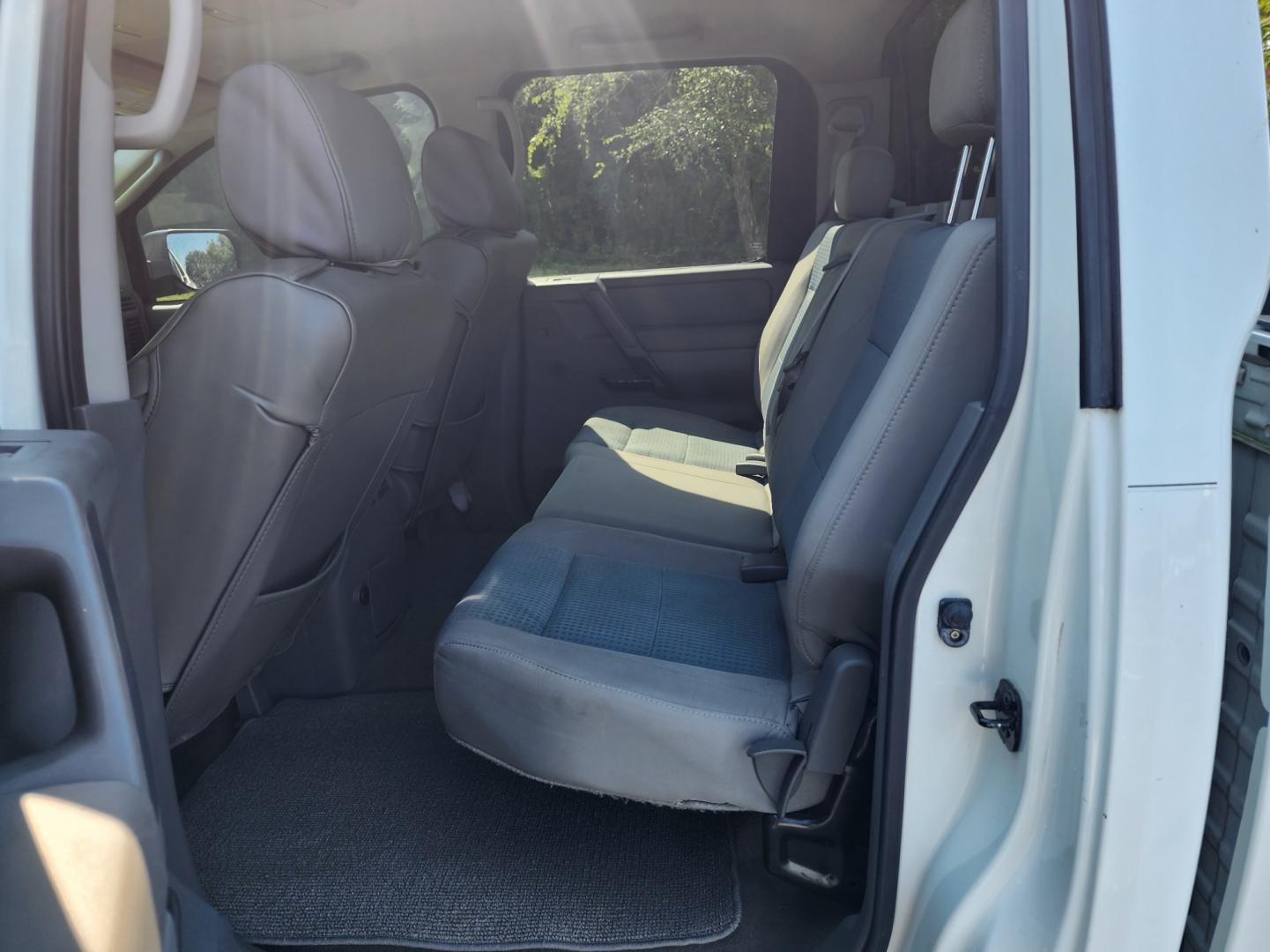 2007 WHITE /Gray Nissan Titan SE Crew Cab 2WD (1N6BA07A97N) with an 5.6L V8 DOHC 32V FFV engine, 5-Speed Automatic Overdrive transmission, located at 1221 Madison St., Shelbyville, TN, 37160, (931) 680-9439, 0.000000, 0.000000 - Photo#4