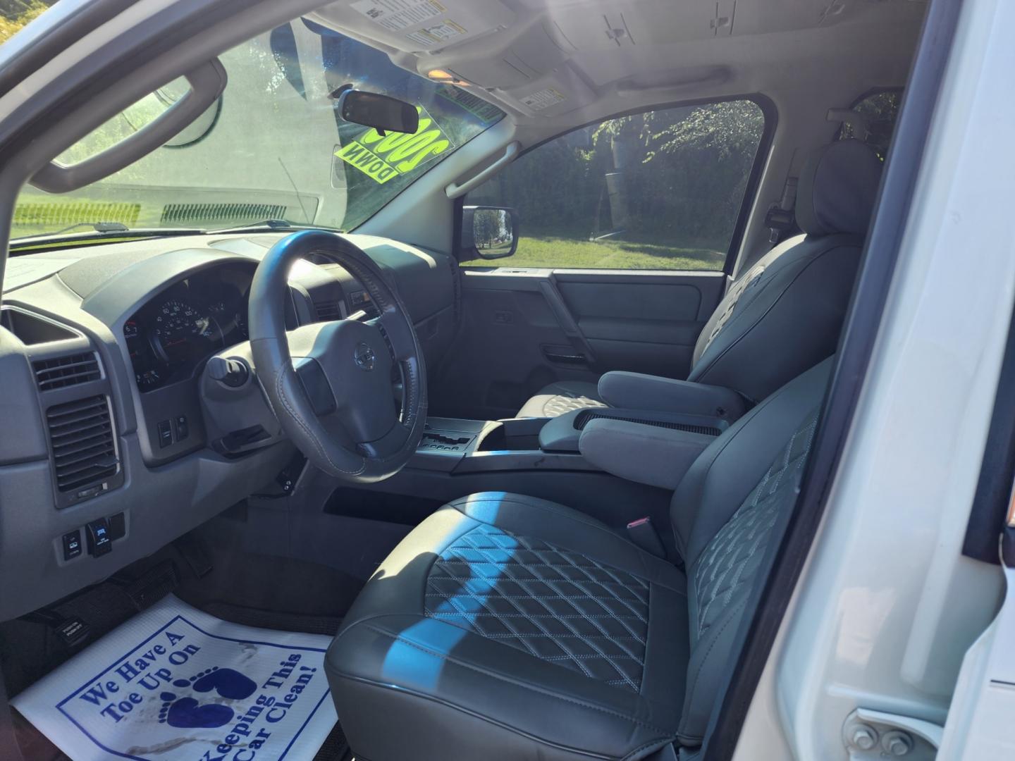 2007 WHITE /Gray Nissan Titan SE Crew Cab 2WD (1N6BA07A97N) with an 5.6L V8 DOHC 32V FFV engine, 5-Speed Automatic Overdrive transmission, located at 1221 Madison St., Shelbyville, TN, 37160, (931) 680-9439, 0.000000, 0.000000 - Photo#5