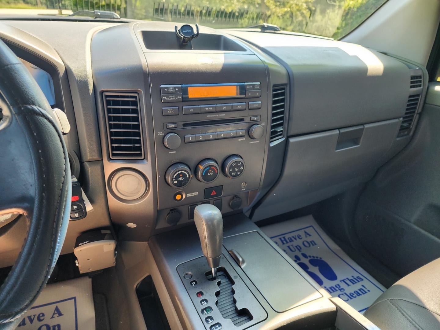 2007 WHITE /Gray Nissan Titan SE Crew Cab 2WD (1N6BA07A97N) with an 5.6L V8 DOHC 32V FFV engine, 5-Speed Automatic Overdrive transmission, located at 1221 Madison St., Shelbyville, TN, 37160, (931) 680-9439, 0.000000, 0.000000 - Photo#6