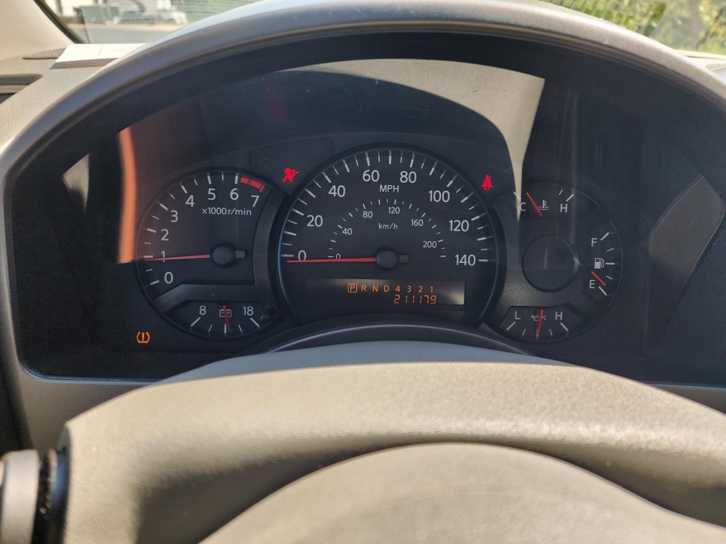 2007 WHITE /Gray Nissan Titan SE Crew Cab 2WD (1N6BA07A97N) with an 5.6L V8 DOHC 32V FFV engine, 5-Speed Automatic Overdrive transmission, located at 1221 Madison St., Shelbyville, TN, 37160, (931) 680-9439, 0.000000, 0.000000 - Photo#7