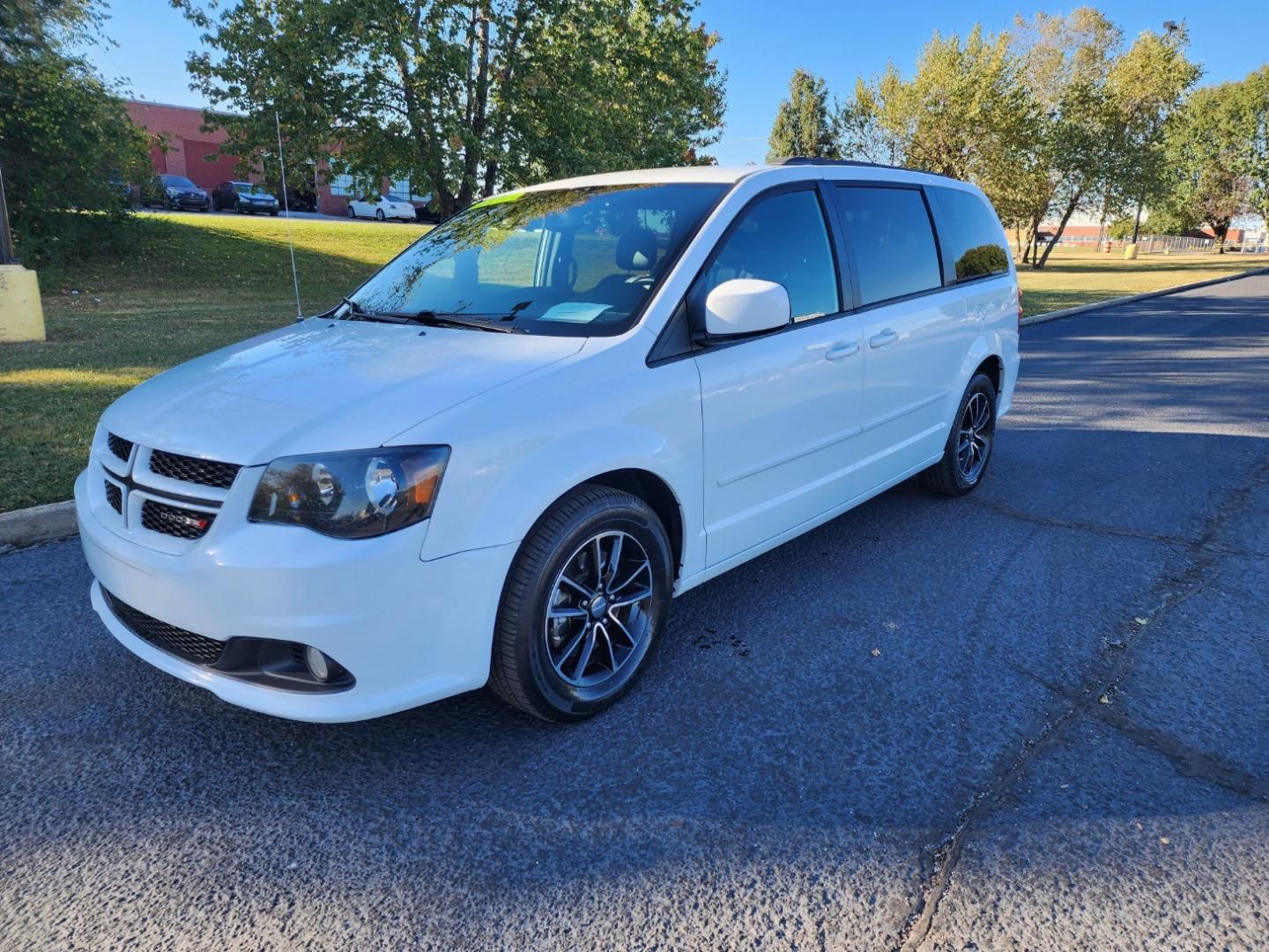 2017 WHITE /Black Dodge Grand Caravan GT (2C4RDGEG3HR) with an 3.6L V6 DOHC 24V engine, 6A transmission, located at 1221 Madison St., Shelbyville, TN, 37160, (931) 680-9439, 0.000000, 0.000000 - Photo#0