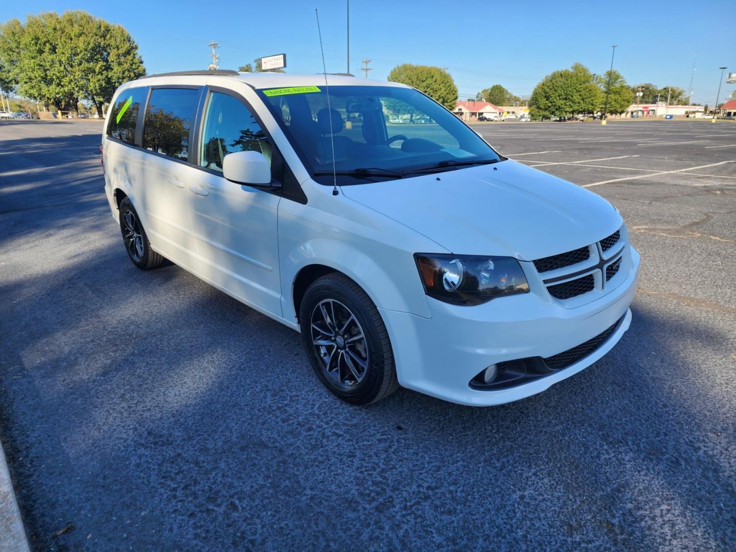 2017 WHITE /Black Dodge Grand Caravan GT (2C4RDGEG3HR) with an 3.6L V6 DOHC 24V engine, 6A transmission, located at 1221 Madison St., Shelbyville, TN, 37160, (931) 680-9439, 0.000000, 0.000000 - Photo#1