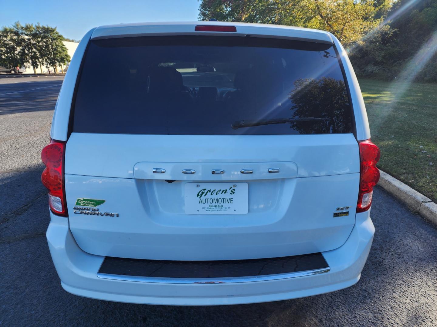 2017 WHITE /Black Dodge Grand Caravan GT (2C4RDGEG3HR) with an 3.6L V6 DOHC 24V engine, 6A transmission, located at 1221 Madison St., Shelbyville, TN, 37160, (931) 680-9439, 0.000000, 0.000000 - Photo#2