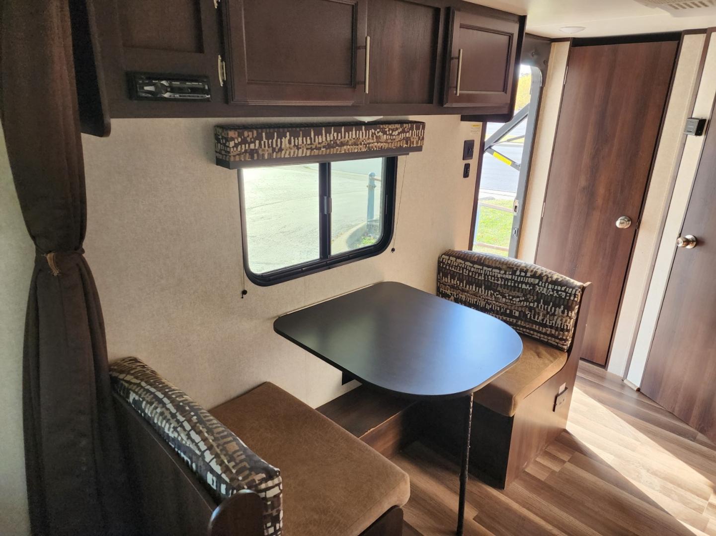 2019 WHITE JAYCO Jay Flight - (1UJBJ0AJ7K1) , located at 1221 Madison St., Shelbyville, TN, 37160, (931) 680-9439, 0.000000, 0.000000 - Photo#10