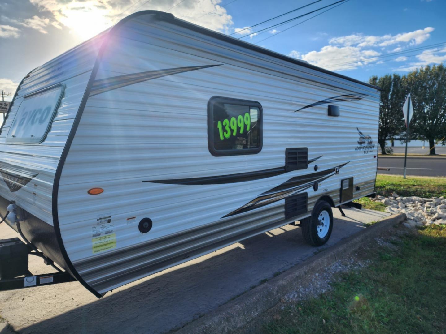 2019 WHITE JAYCO Jay Flight - (1UJBJ0AJ7K1) , located at 1221 Madison St., Shelbyville, TN, 37160, (931) 680-9439, 0.000000, 0.000000 - Photo#6