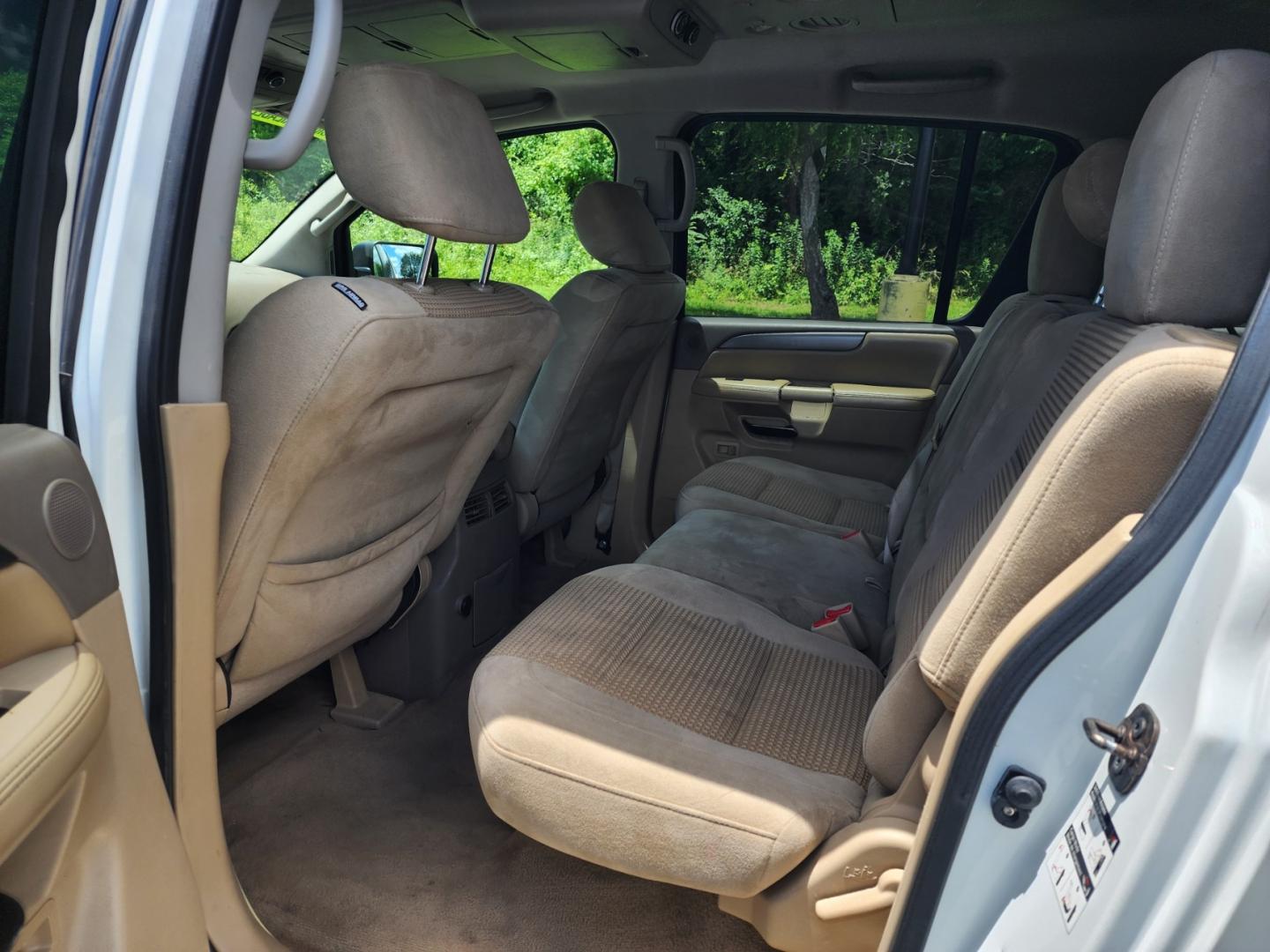 2014 WHITE /BEIGE Nissan Armada SV 2WD (5N1BA0ND7EN) with an 5.6L V8 DOHC 32V FFV engine, 5-Speed Automatic transmission, located at 1221 Madison St., Shelbyville, TN, 37160, (931) 680-9439, 0.000000, 0.000000 - Photo#5