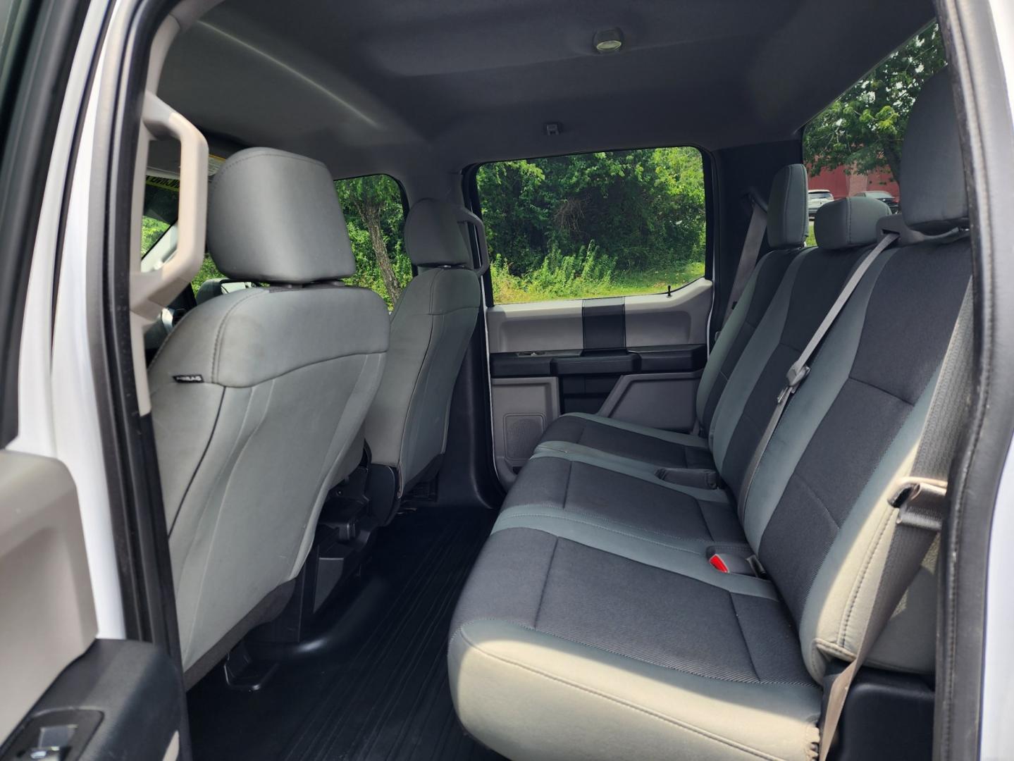 2017 WHITE /Gray Ford F-150 XL SuperCrew 5.5-ft. 2WD (1FTEW1CP6HK) with an 2.7L V6 DOHC 24V engine, 6A transmission, located at 1221 Madison St., Shelbyville, TN, 37160, (931) 680-9439, 0.000000, 0.000000 - Photo#4