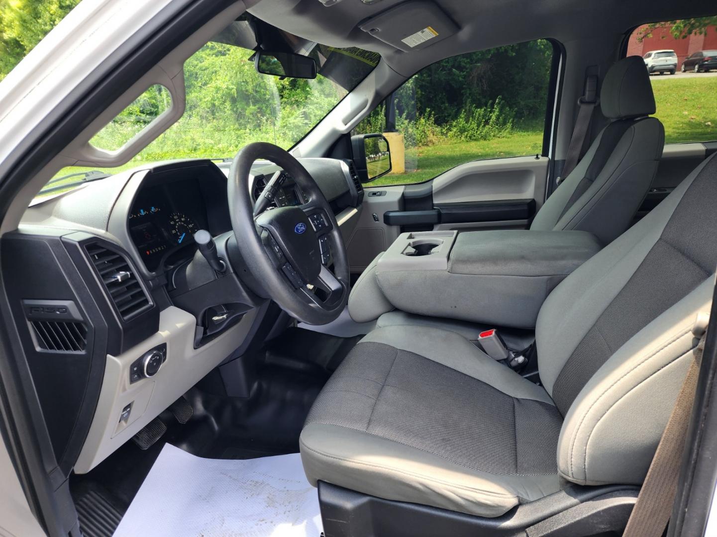 2017 WHITE /Gray Ford F-150 XL SuperCrew 5.5-ft. 2WD (1FTEW1CP6HK) with an 2.7L V6 DOHC 24V engine, 6A transmission, located at 1221 Madison St., Shelbyville, TN, 37160, (931) 680-9439, 0.000000, 0.000000 - Photo#5