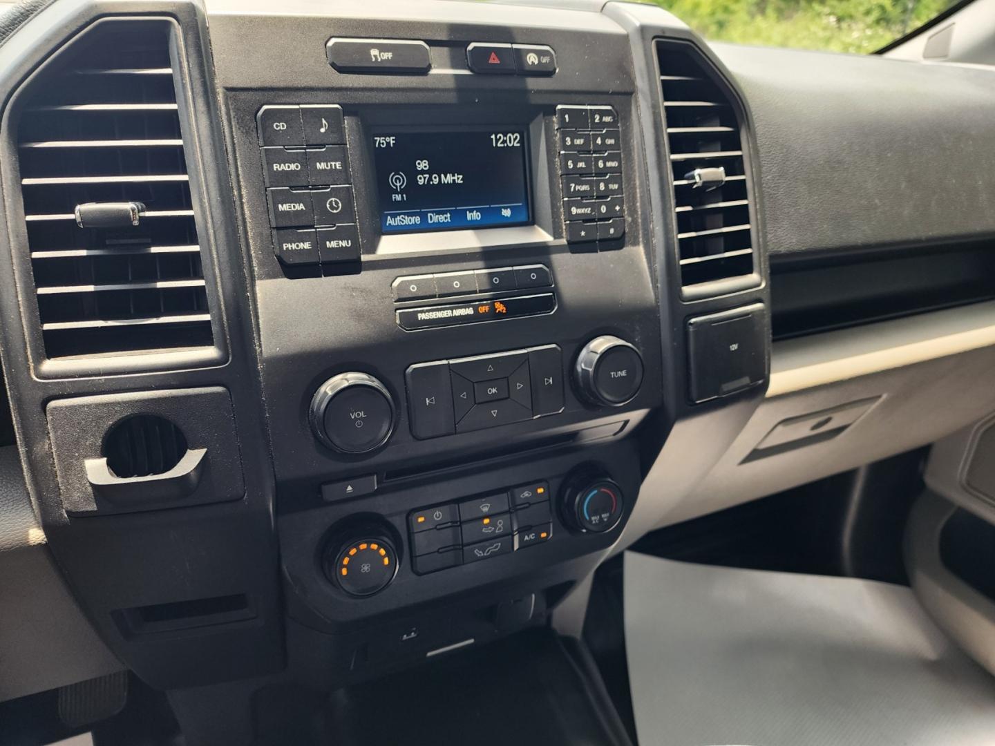 2017 WHITE /Gray Ford F-150 XL SuperCrew 5.5-ft. 2WD (1FTEW1CP6HK) with an 2.7L V6 DOHC 24V engine, 6A transmission, located at 1221 Madison St., Shelbyville, TN, 37160, (931) 680-9439, 0.000000, 0.000000 - Photo#6