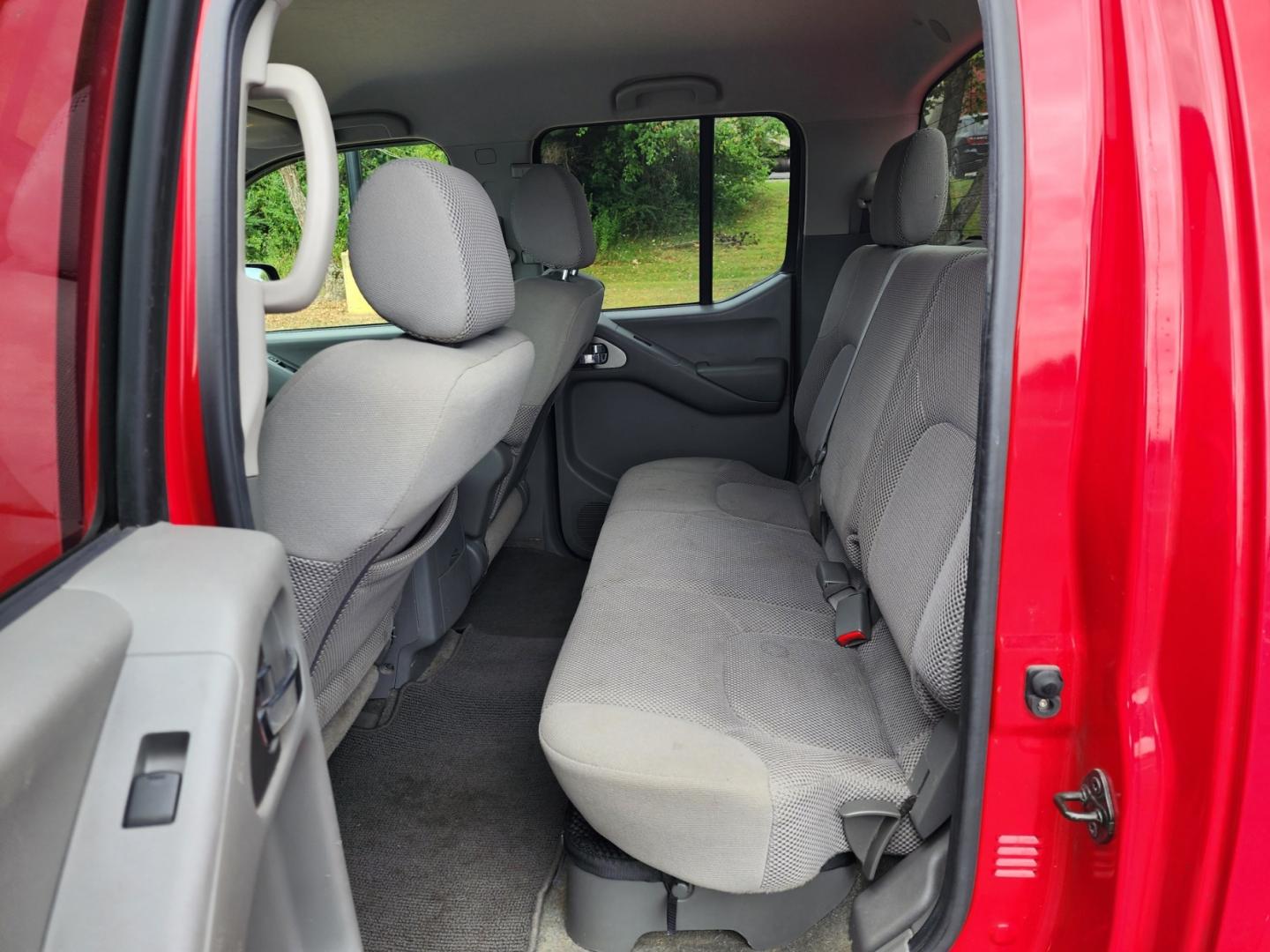 2009 RED /Gray Nissan Frontier SE Crew Cab 2WD (1N6AD07U09C) with an 4.0L V6 DOHC 24V engine, 5-Speed Automatic transmission, located at 1221 Madison St., Shelbyville, TN, 37160, (931) 680-9439, 0.000000, 0.000000 - Photo#4