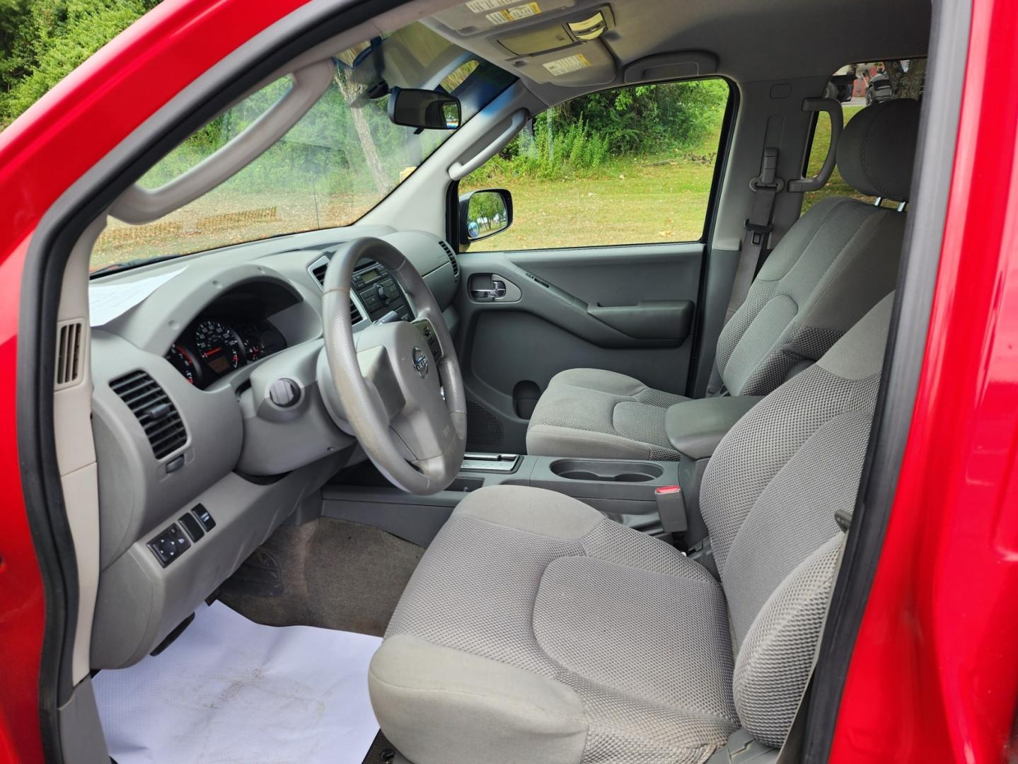 2009 RED /Gray Nissan Frontier SE Crew Cab 2WD (1N6AD07U09C) with an 4.0L V6 DOHC 24V engine, 5-Speed Automatic transmission, located at 1221 Madison St., Shelbyville, TN, 37160, (931) 680-9439, 0.000000, 0.000000 - Photo#5