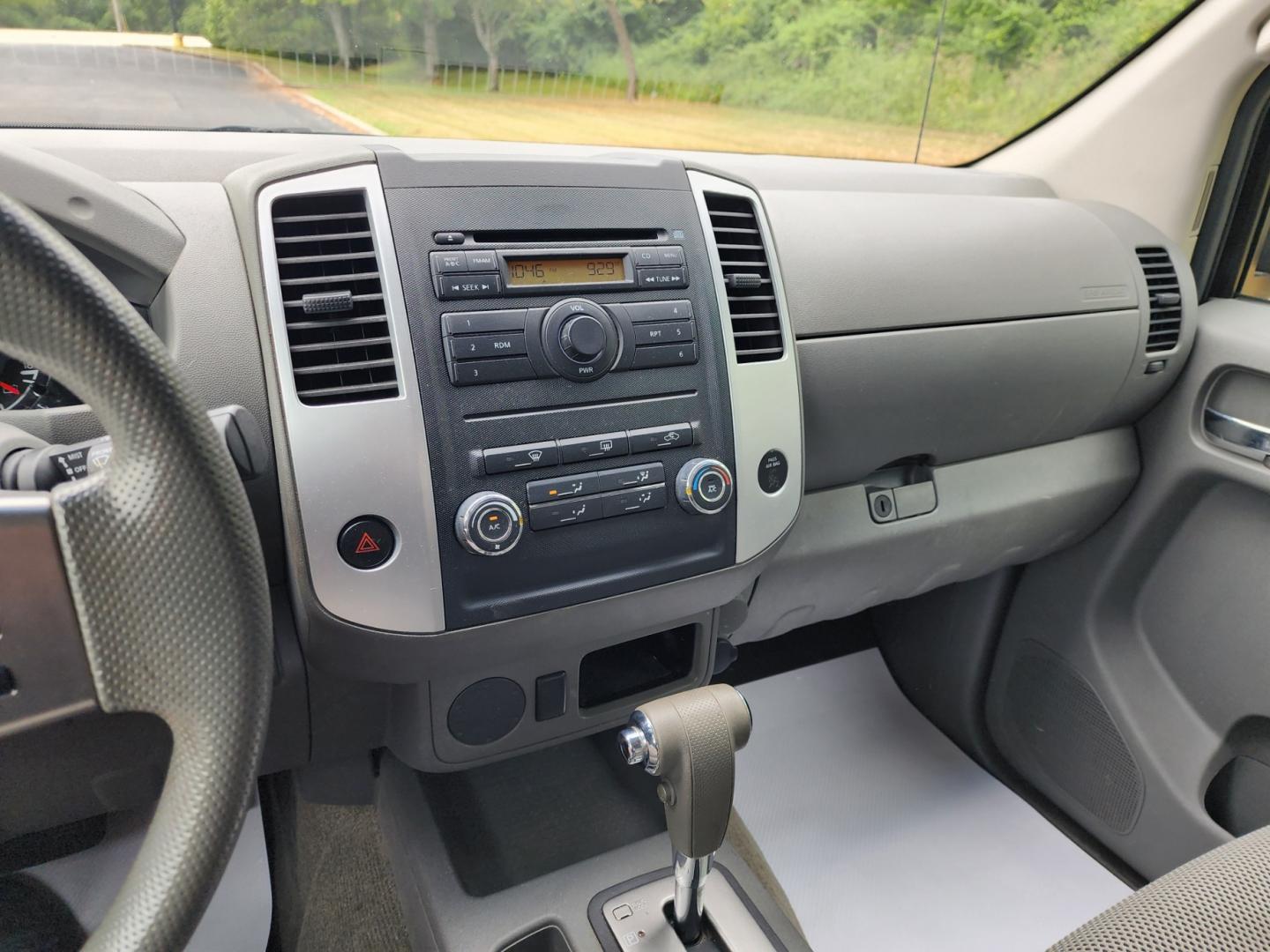 2009 RED /Gray Nissan Frontier SE Crew Cab 2WD (1N6AD07U09C) with an 4.0L V6 DOHC 24V engine, 5-Speed Automatic transmission, located at 1221 Madison St., Shelbyville, TN, 37160, (931) 680-9439, 0.000000, 0.000000 - Photo#6