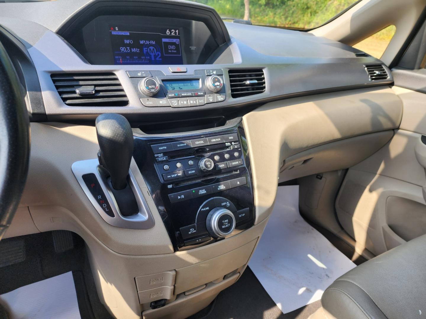 2013 Gold /BEIGE Honda Odyssey EX-L (5FNRL5H62DB) with an 3.5L V6 SOHC 24V engine, 5-Speed Automatic transmission, located at 1221 Madison St., Shelbyville, TN, 37160, (931) 680-9439, 0.000000, 0.000000 - Photo#11