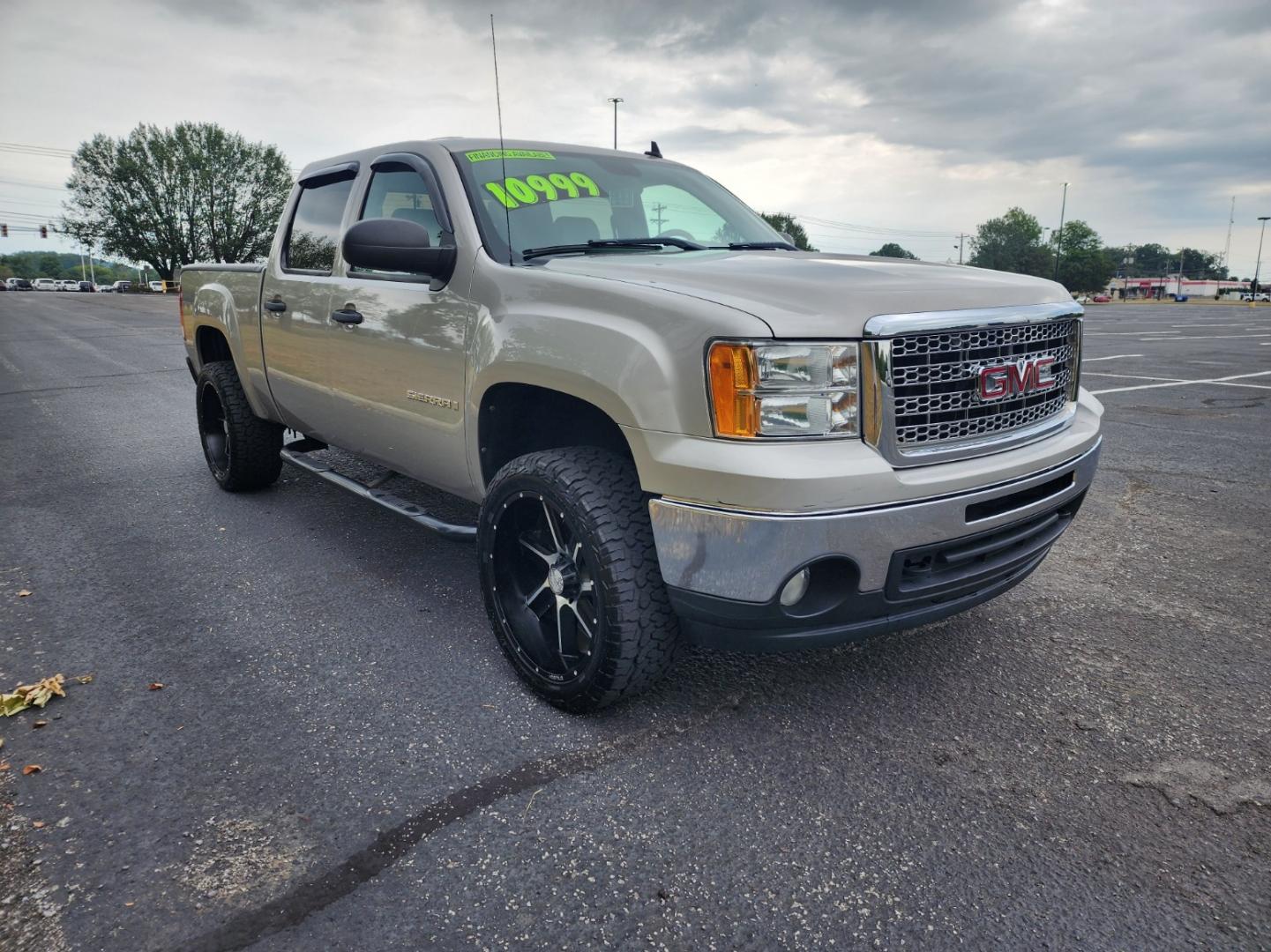 2009 Silver /Gray GMC Sierra 1500 SLE1 Crew Cab 2WD (3GTEC23099G) with an 5.3L V8 OHV 16V FFV engine, 4-Speed Automatic transmission, located at 1221 Madison St., Shelbyville, TN, 37160, (931) 680-9439, 0.000000, 0.000000 - Photo#1