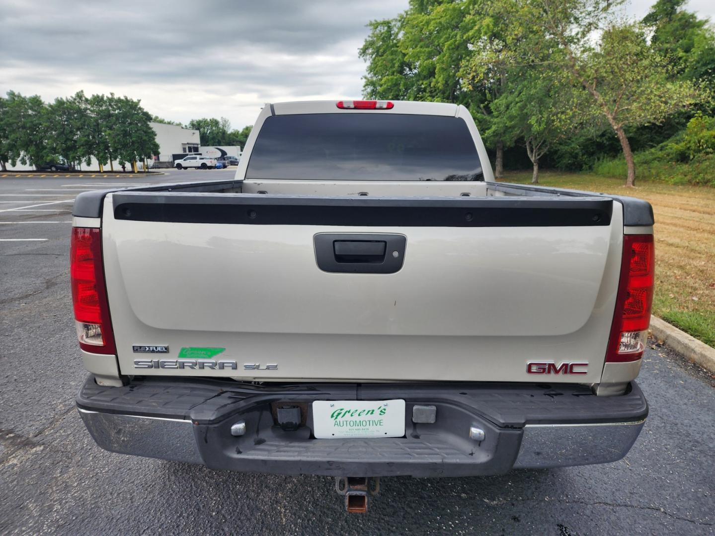 2009 Silver /Gray GMC Sierra 1500 SLE1 Crew Cab 2WD (3GTEC23099G) with an 5.3L V8 OHV 16V FFV engine, 4-Speed Automatic transmission, located at 1221 Madison St., Shelbyville, TN, 37160, (931) 680-9439, 0.000000, 0.000000 - Photo#2