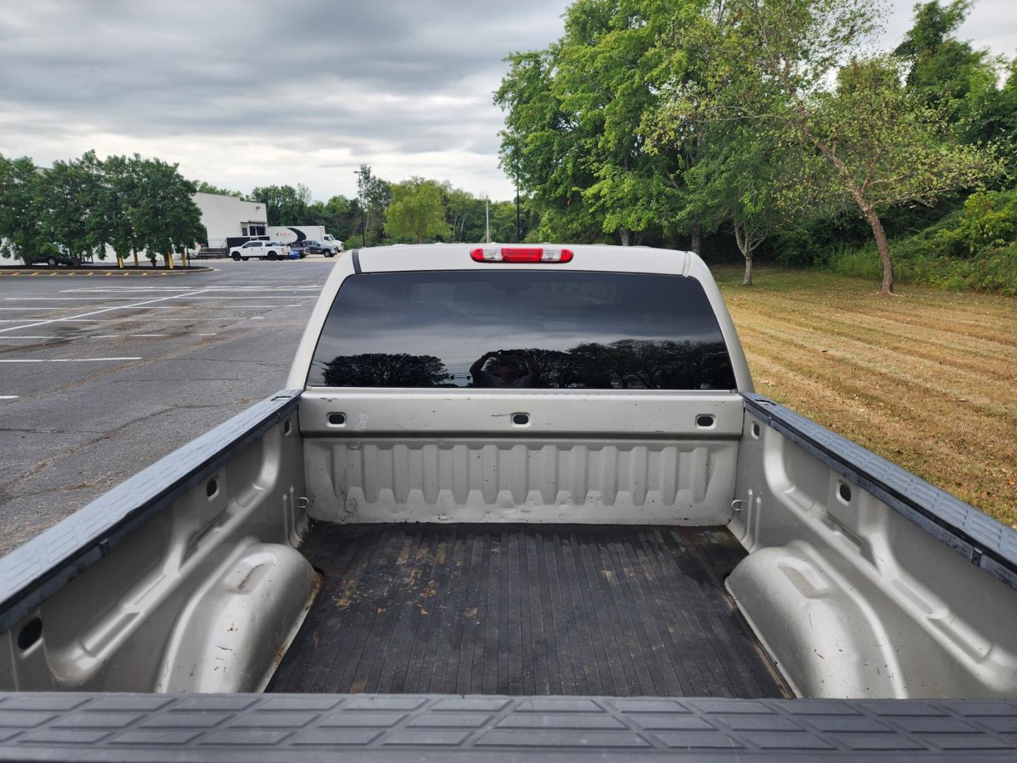 2009 Silver /Gray GMC Sierra 1500 SLE1 Crew Cab 2WD (3GTEC23099G) with an 5.3L V8 OHV 16V FFV engine, 4-Speed Automatic transmission, located at 1221 Madison St., Shelbyville, TN, 37160, (931) 680-9439, 0.000000, 0.000000 - Photo#3