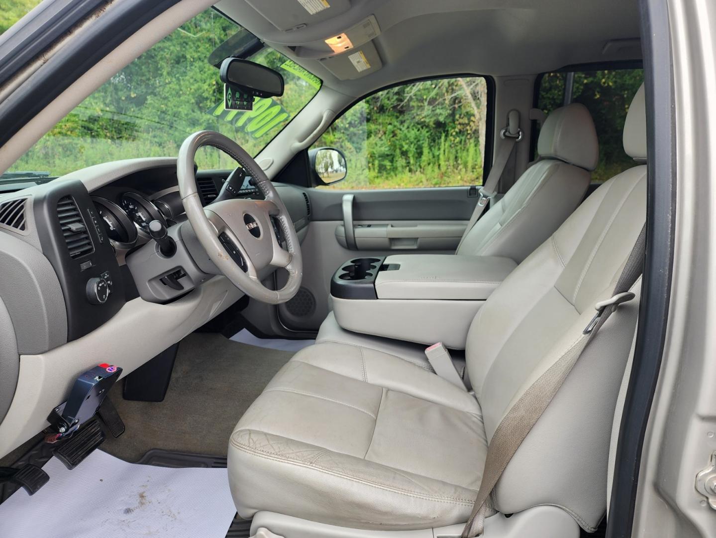 2009 Silver /Gray GMC Sierra 1500 SLE1 Crew Cab 2WD (3GTEC23099G) with an 5.3L V8 OHV 16V FFV engine, 4-Speed Automatic transmission, located at 1221 Madison St., Shelbyville, TN, 37160, (931) 680-9439, 0.000000, 0.000000 - Photo#5