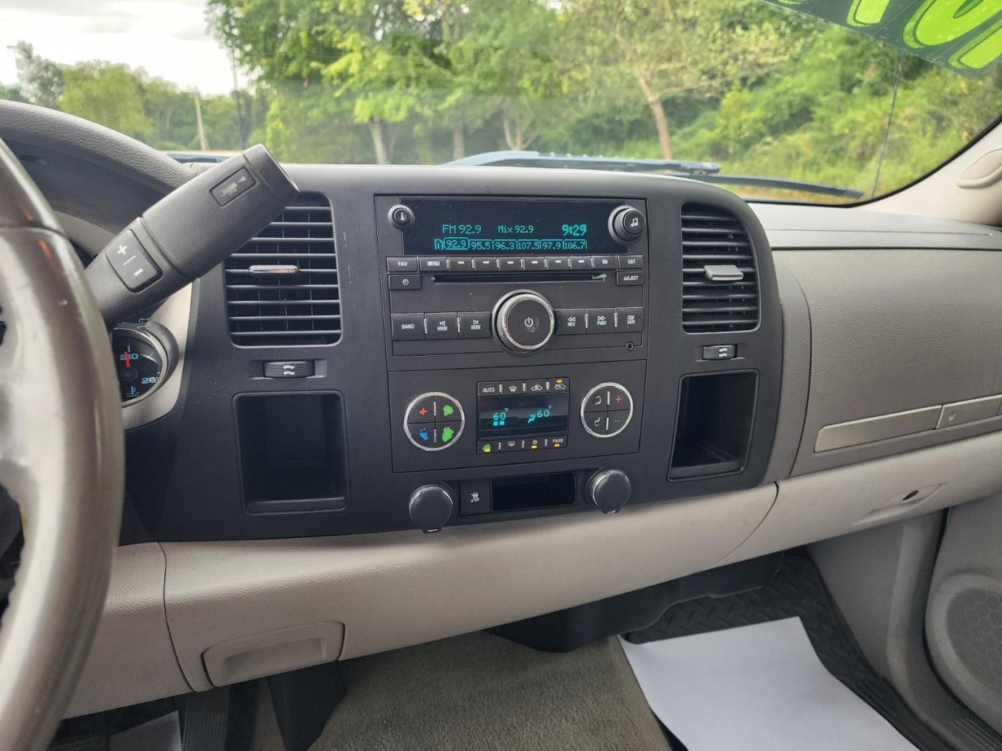 2009 Silver /Gray GMC Sierra 1500 SLE1 Crew Cab 2WD (3GTEC23099G) with an 5.3L V8 OHV 16V FFV engine, 4-Speed Automatic transmission, located at 1221 Madison St., Shelbyville, TN, 37160, (931) 680-9439, 0.000000, 0.000000 - Photo#6