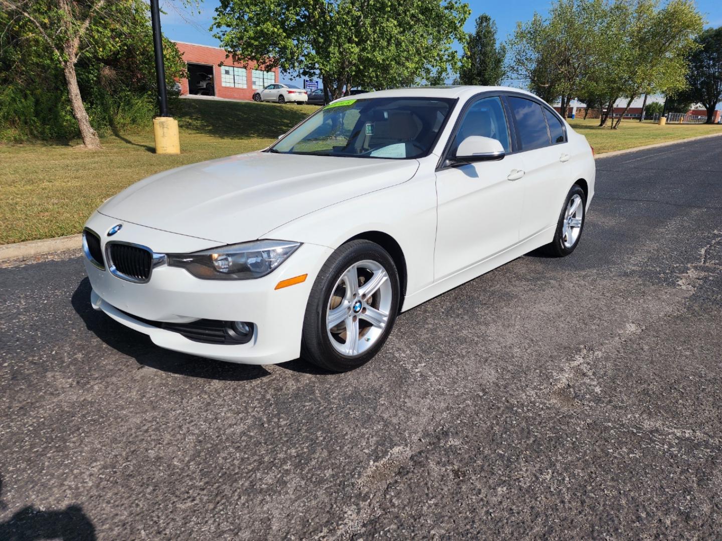 2014 /BEIGE BMW 3-Series 320i Sedan (WBA3B1C58EK) with an 2.0L L4 DOHC 16V engine, Automatic transmission, located at 1221 Madison St., Shelbyville, TN, 37160, (931) 680-9439, 0.000000, 0.000000 - Photo#0