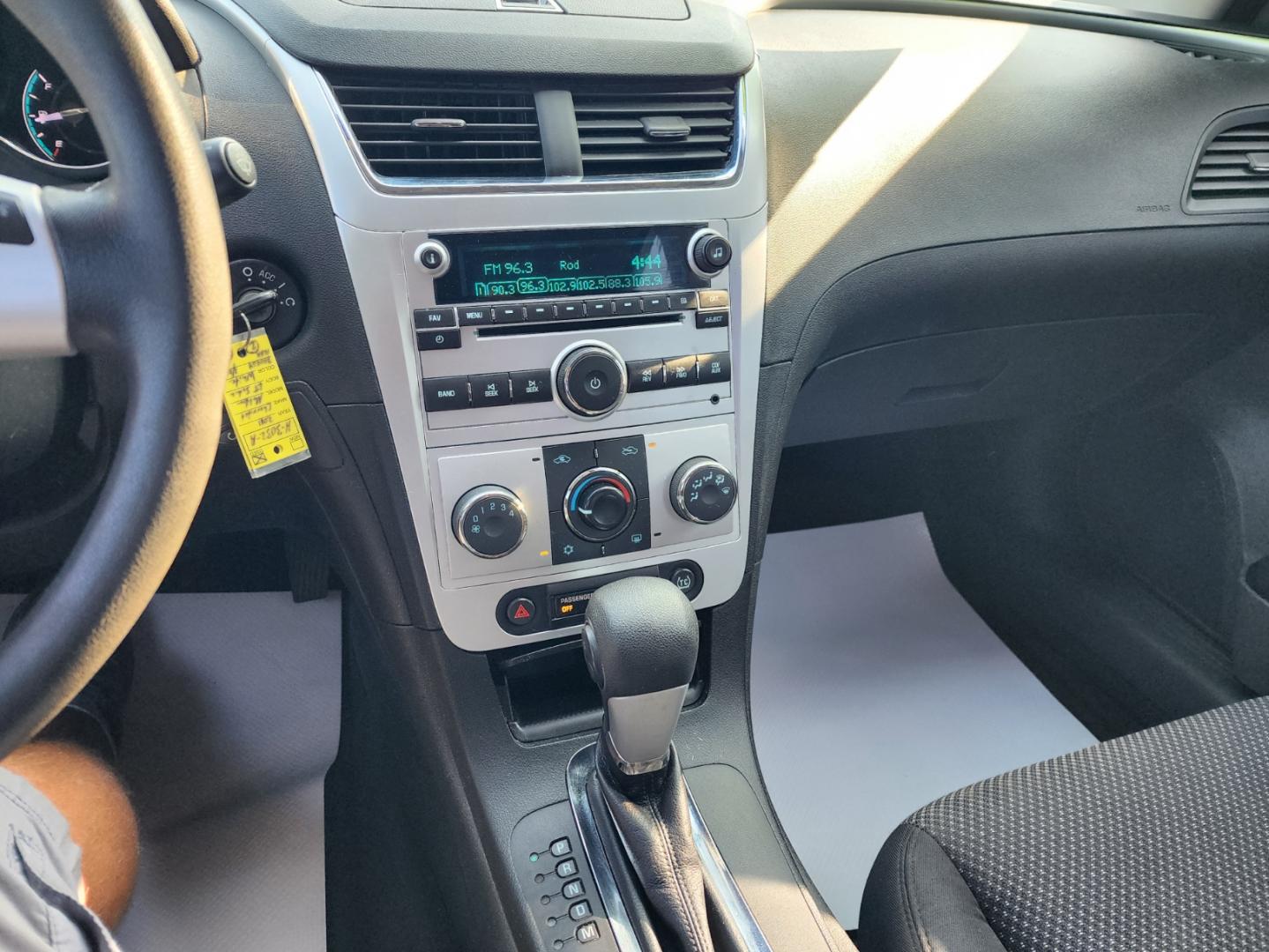 2011 /Gray Chevrolet Malibu 1LT (1G1ZC5E12BF) with an 2.4L L4 DOHC 16V engine, 4-Speed Automatic transmission, located at 1221 Madison St., Shelbyville, TN, 37160, (931) 680-9439, 0.000000, 0.000000 - Photo#5