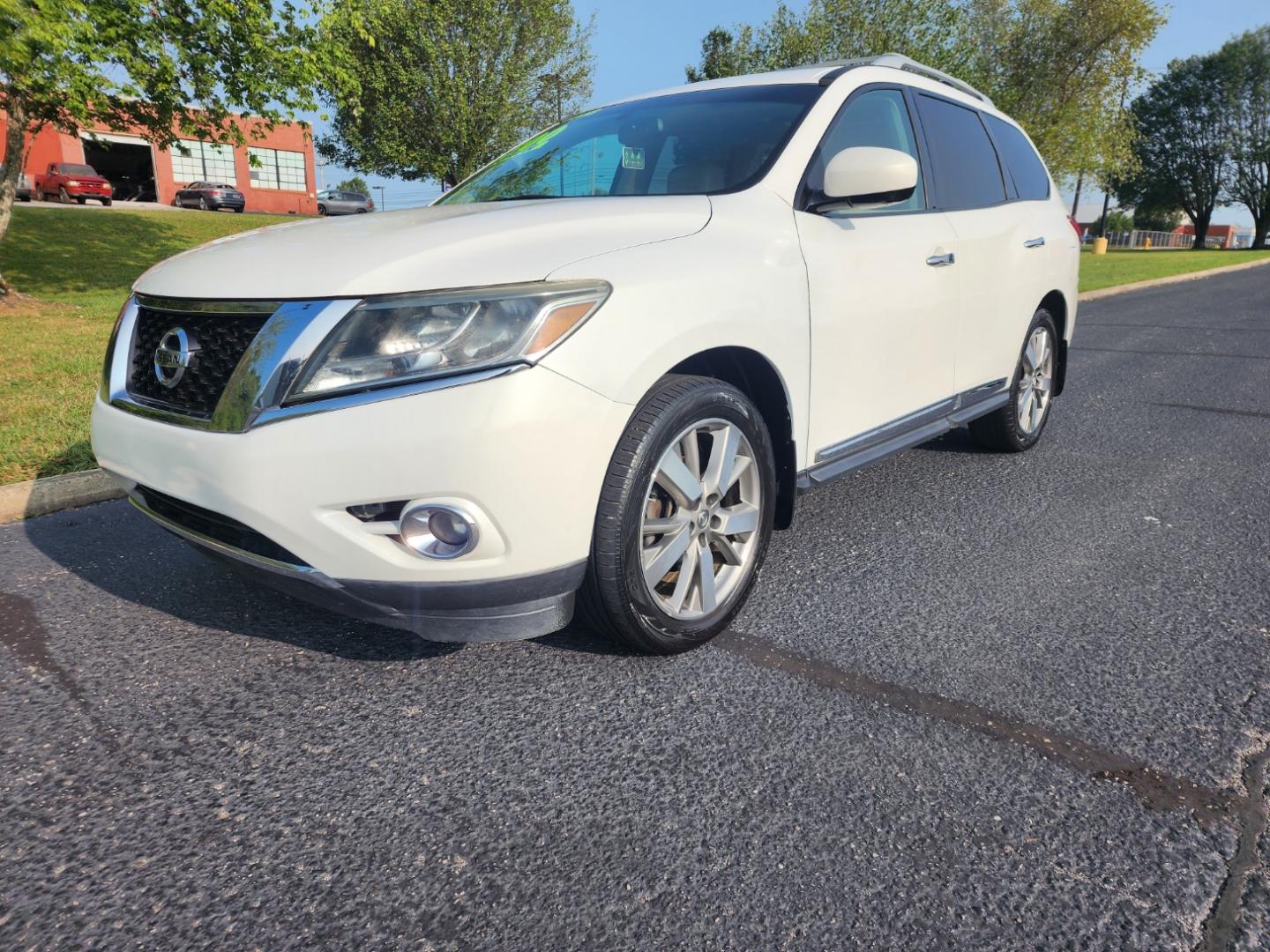 2013 WHITE /BEIGE Nissan Pathfinder Platinum 2WD (5N1AR2MN6DC) with an 3.5L V6 DOHC 24V engine, Continuously Variable Transmission transmission, located at 1221 Madison St., Shelbyville, TN, 37160, (931) 680-9439, 0.000000, 0.000000 - Photo#0