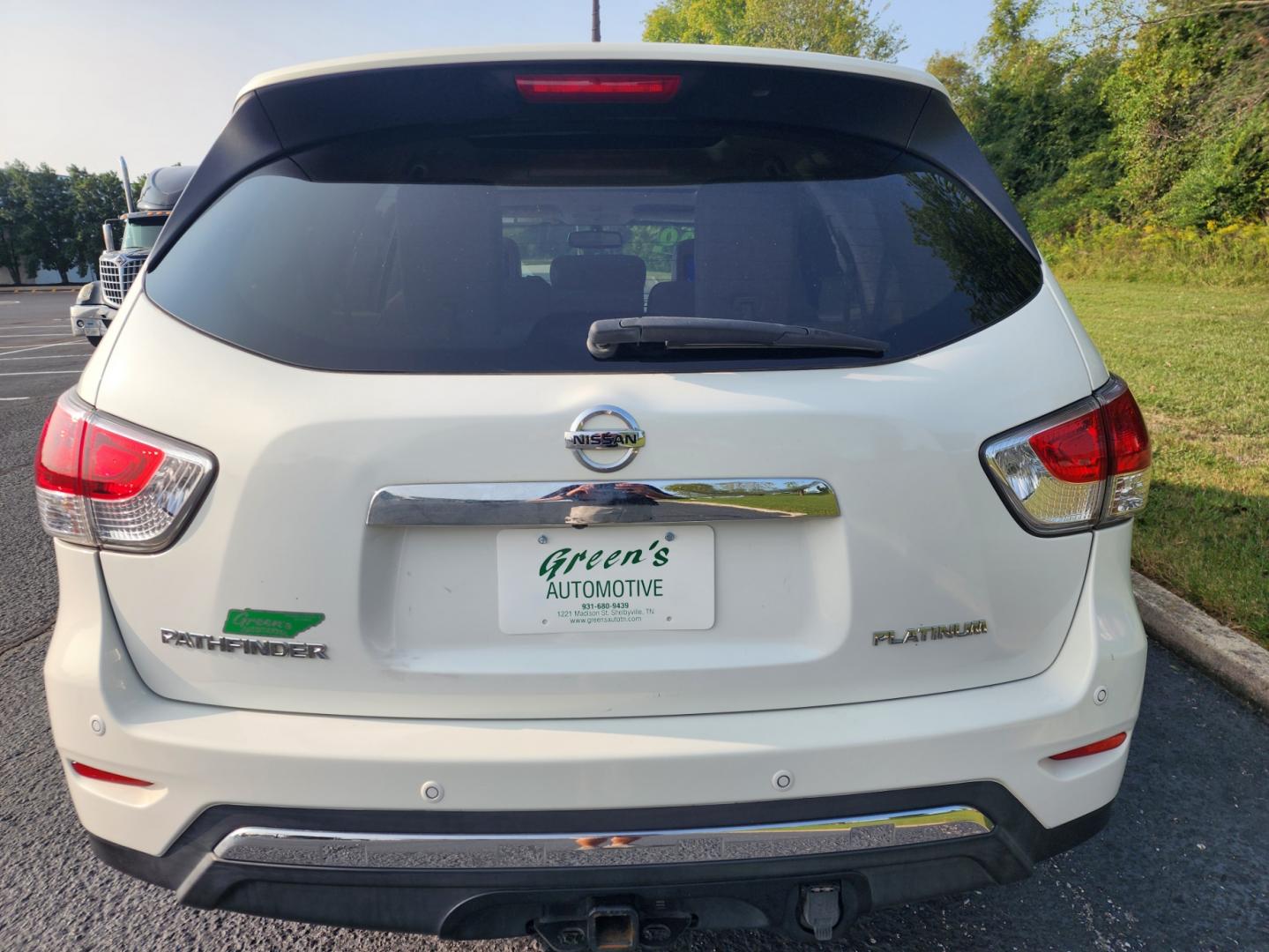 2013 WHITE /BEIGE Nissan Pathfinder Platinum 2WD (5N1AR2MN6DC) with an 3.5L V6 DOHC 24V engine, Continuously Variable Transmission transmission, located at 1221 Madison St., Shelbyville, TN, 37160, (931) 680-9439, 0.000000, 0.000000 - Photo#2