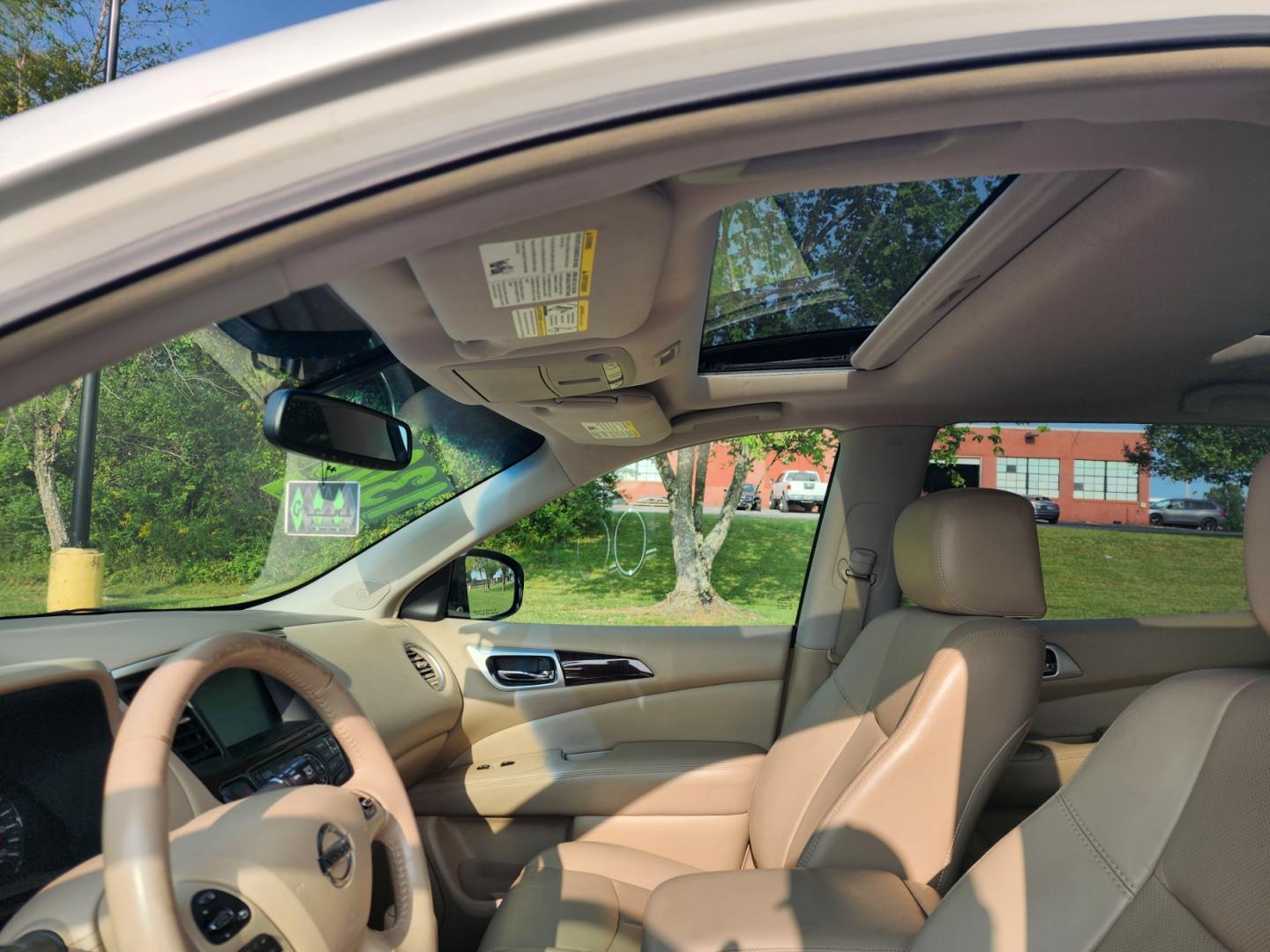 2013 WHITE /BEIGE Nissan Pathfinder Platinum 2WD (5N1AR2MN6DC) with an 3.5L V6 DOHC 24V engine, Continuously Variable Transmission transmission, located at 1221 Madison St., Shelbyville, TN, 37160, (931) 680-9439, 0.000000, 0.000000 - Photo#9