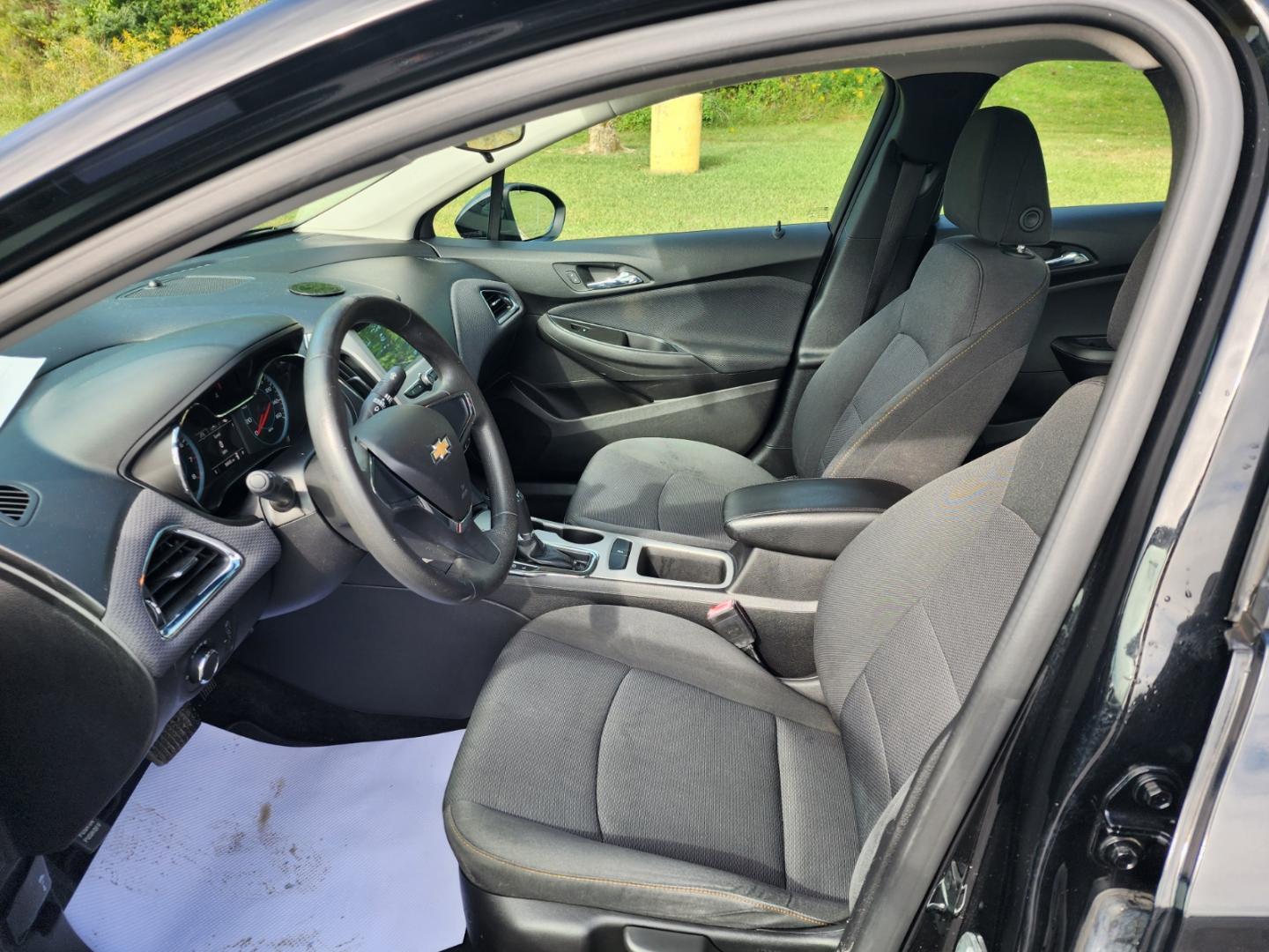 2018 BLACK /Black Chevrolet Cruze LS Auto (1G1BC5SM8J7) with an 1.4L L4 DOHC 16V TURBO engine, 6A transmission, located at 1221 Madison St., Shelbyville, TN, 37160, (931) 680-9439, 0.000000, 0.000000 - Photo#5