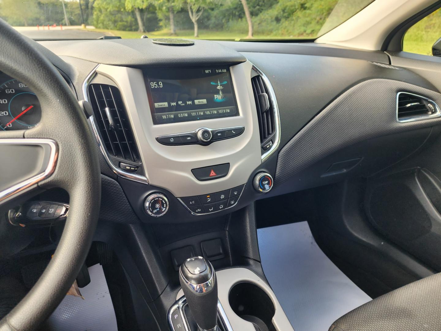 2018 BLACK /Black Chevrolet Cruze LS Auto (1G1BC5SM8J7) with an 1.4L L4 DOHC 16V TURBO engine, 6A transmission, located at 1221 Madison St., Shelbyville, TN, 37160, (931) 680-9439, 0.000000, 0.000000 - Photo#6