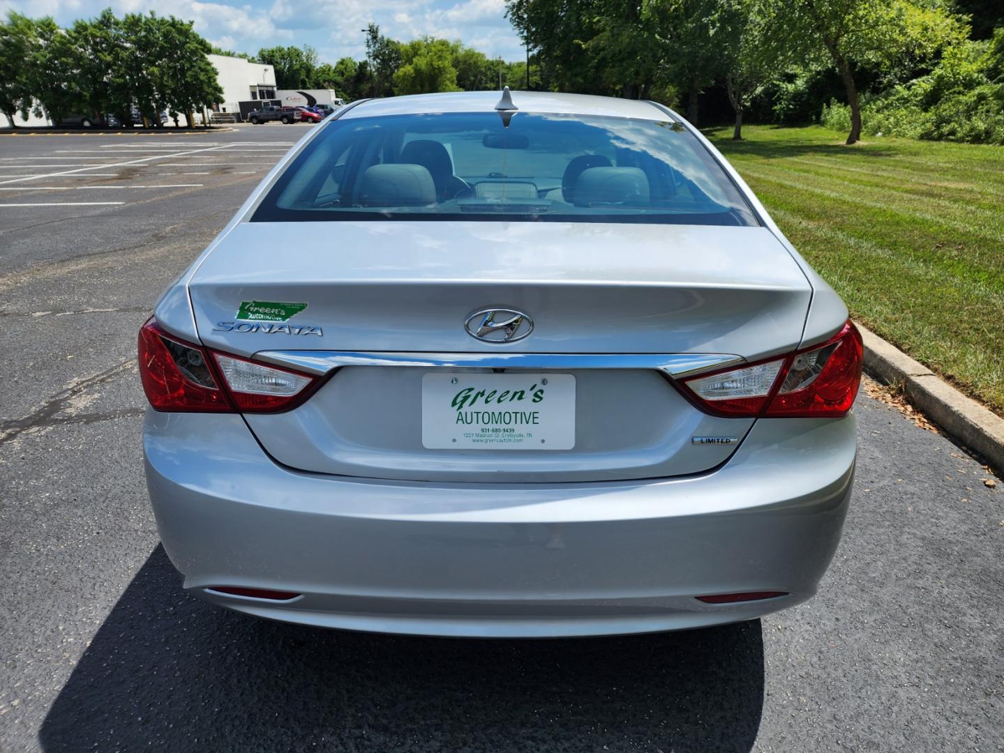 2011 Silver /Gray Hyundai Sonata Limited Auto (5NPEC4AC4BH) with an 2.4L L4 DOHC 16V engine, 5-Speed Automatic transmission, located at 1221 Madison St., Shelbyville, TN, 37160, (931) 680-9439, 0.000000, 0.000000 - Photo#2