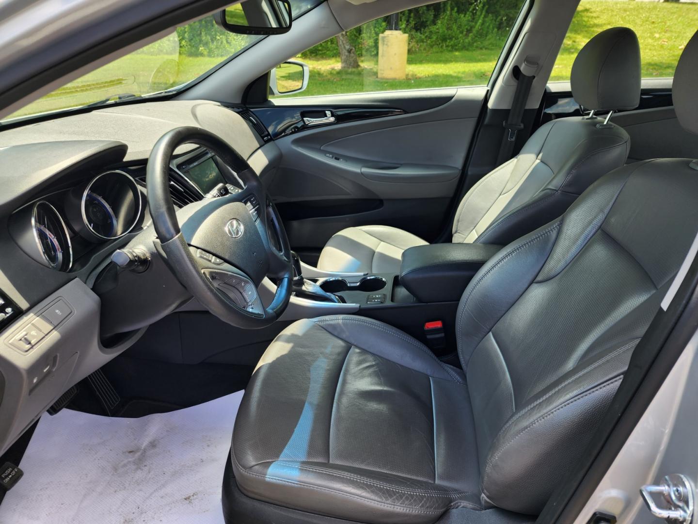 2011 Silver /Gray Hyundai Sonata Limited Auto (5NPEC4AC4BH) with an 2.4L L4 DOHC 16V engine, 5-Speed Automatic transmission, located at 1221 Madison St., Shelbyville, TN, 37160, (931) 680-9439, 0.000000, 0.000000 - Photo#4