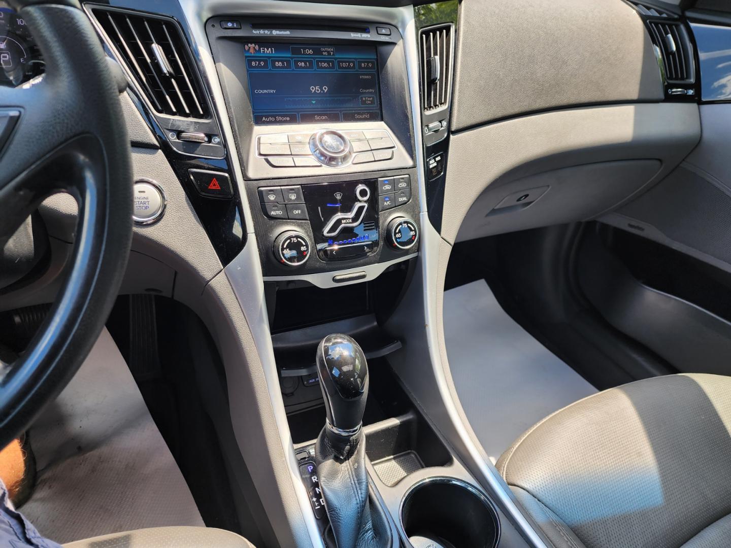 2011 Silver /Gray Hyundai Sonata Limited Auto (5NPEC4AC4BH) with an 2.4L L4 DOHC 16V engine, 5-Speed Automatic transmission, located at 1221 Madison St., Shelbyville, TN, 37160, (931) 680-9439, 0.000000, 0.000000 - Photo#6