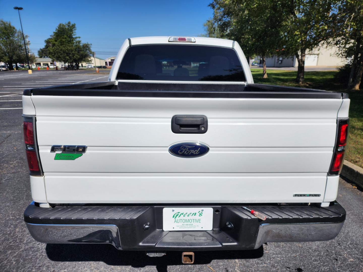 2013 WHITE /Gray Ford F-150 XLT SuperCrew 5.5-ft. Bed 2WD (1FTFW1CF6DF) with an 5.0L V8 engine, 6-Speed Automatic transmission, located at 1221 Madison St., Shelbyville, TN, 37160, (931) 680-9439, 0.000000, 0.000000 - Photo#2