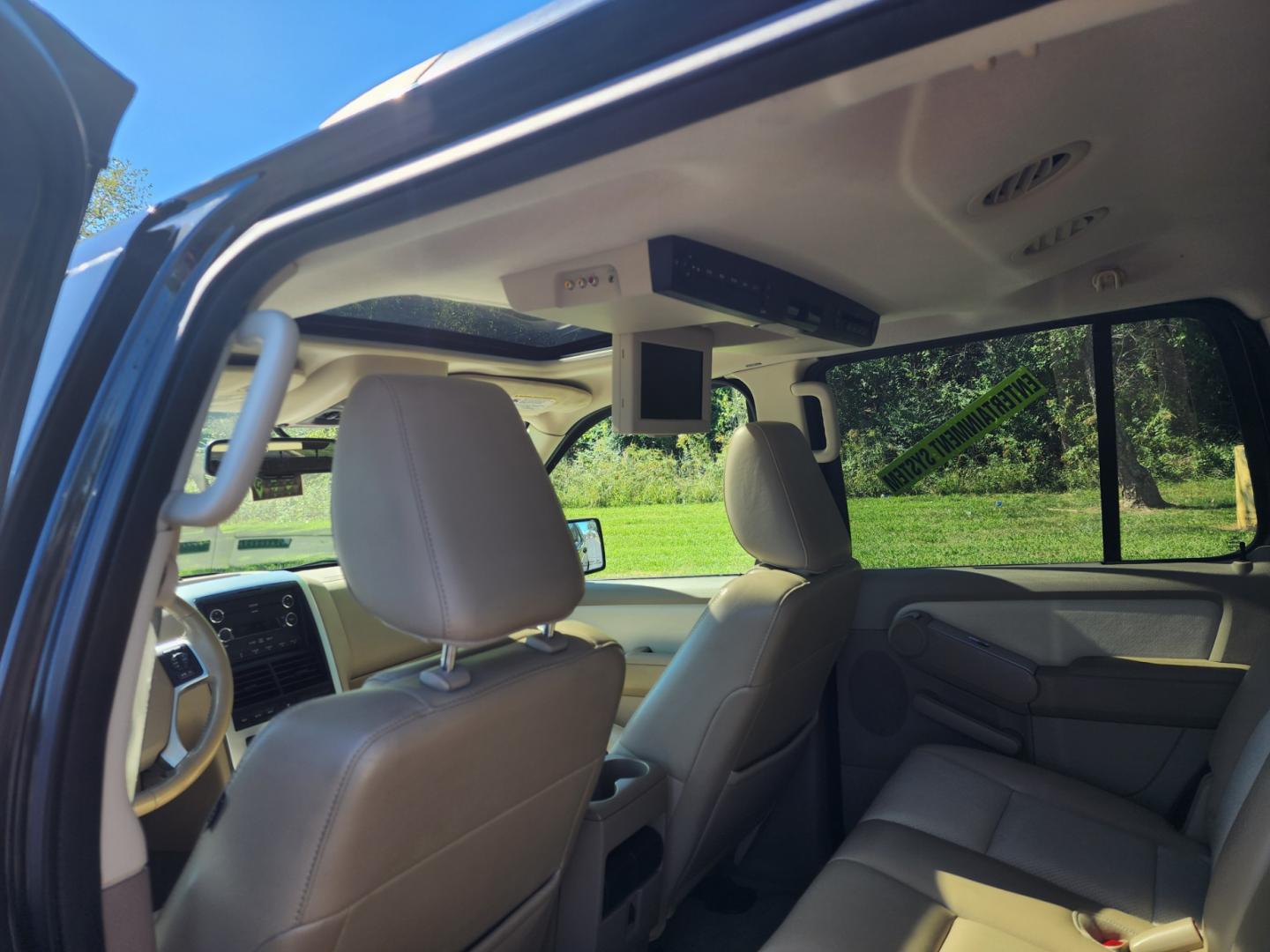 2010 BLACK /BEIGE Mercury Mountaineer Premier 4.0L 2WD (4M2EN3JE9AU) with an 4.0L V6 SOHC 12V engine, located at 1221 Madison St., Shelbyville, TN, 37160, (931) 680-9439, 0.000000, 0.000000 - Photo#6