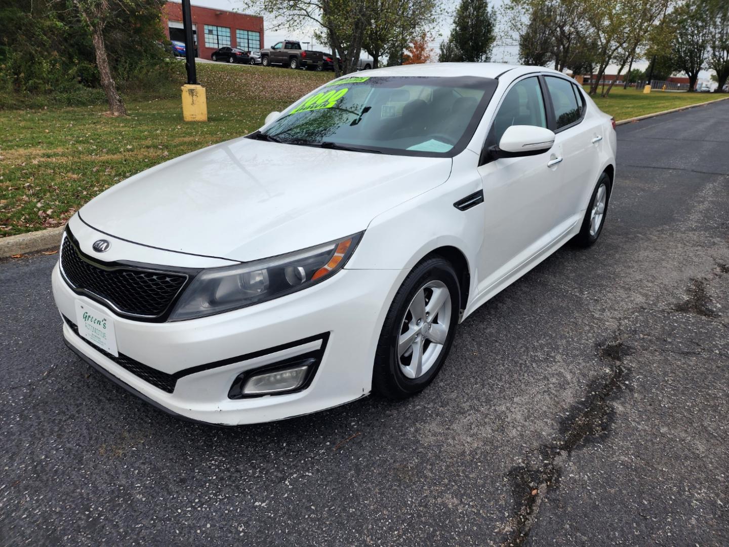 2015 WHITE /Gray Kia Optima LX (KNAGM4A73F5) with an 2.4L L4 DOHC 16V engine, 6-Speed Automatic transmission, located at 1221 Madison St., Shelbyville, TN, 37160, (931) 680-9439, 0.000000, 0.000000 - Photo#0