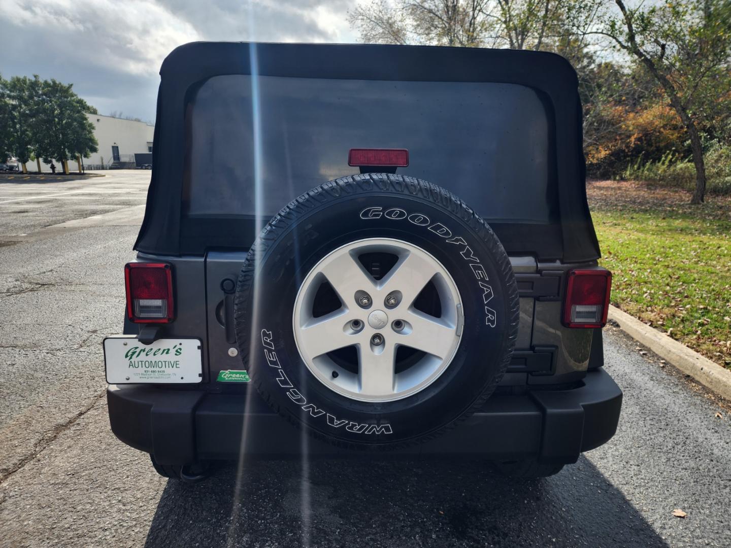 2017 Gray /Black Jeep Wrangler Unlimited Sport 4WD (1C4BJWDG8HL) with an 3.6L V6 DOHC 24V FFV engine, Automatic transmission, located at 1221 Madison St., Shelbyville, TN, 37160, (931) 680-9439, 0.000000, 0.000000 - Photo#2