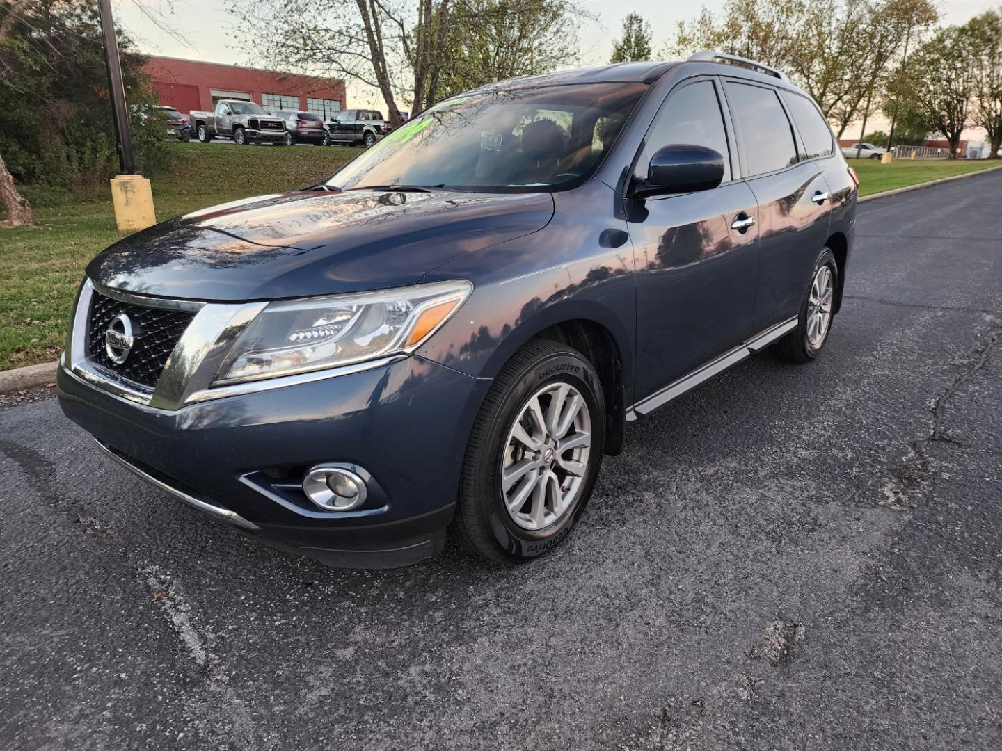 2016 Blue /Black Nissan Pathfinder SV 2WD (5N1AR2MN3GC) with an 3.5L V6 DOHC 24V engine, CVT transmission, located at 1221 Madison St., Shelbyville, TN, 37160, (931) 680-9439, 0.000000, 0.000000 - Photo#0