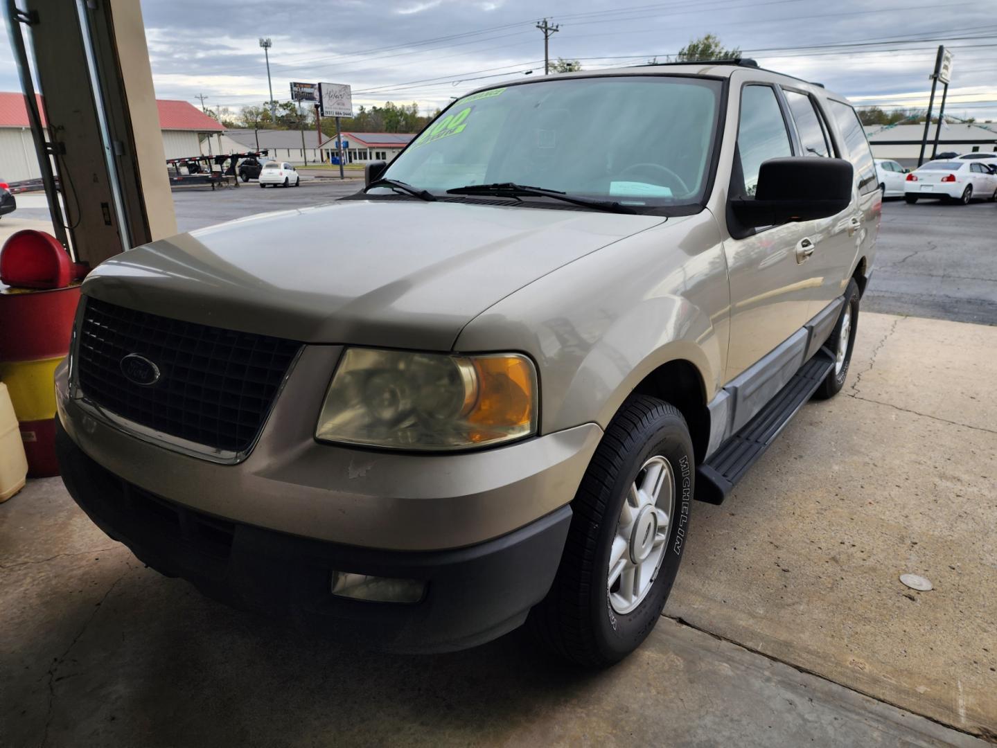 2004 Tan /BEIGE Ford Expedition XLT 5.4L 2WD (1FMPU15L74L) with an 5.4L V8 SOHC 16V engine, 4-Speed Automatic Overdrive transmission, located at 1221 Madison St., Shelbyville, TN, 37160, (931) 680-9439, 0.000000, 0.000000 - Photo#0