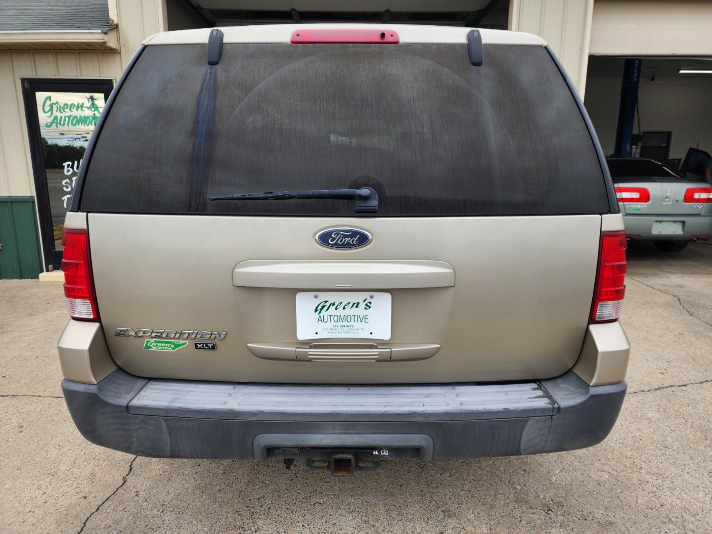 2004 Tan /BEIGE Ford Expedition XLT 5.4L 2WD (1FMPU15L74L) with an 5.4L V8 SOHC 16V engine, 4-Speed Automatic Overdrive transmission, located at 1221 Madison St., Shelbyville, TN, 37160, (931) 680-9439, 0.000000, 0.000000 - Photo#2