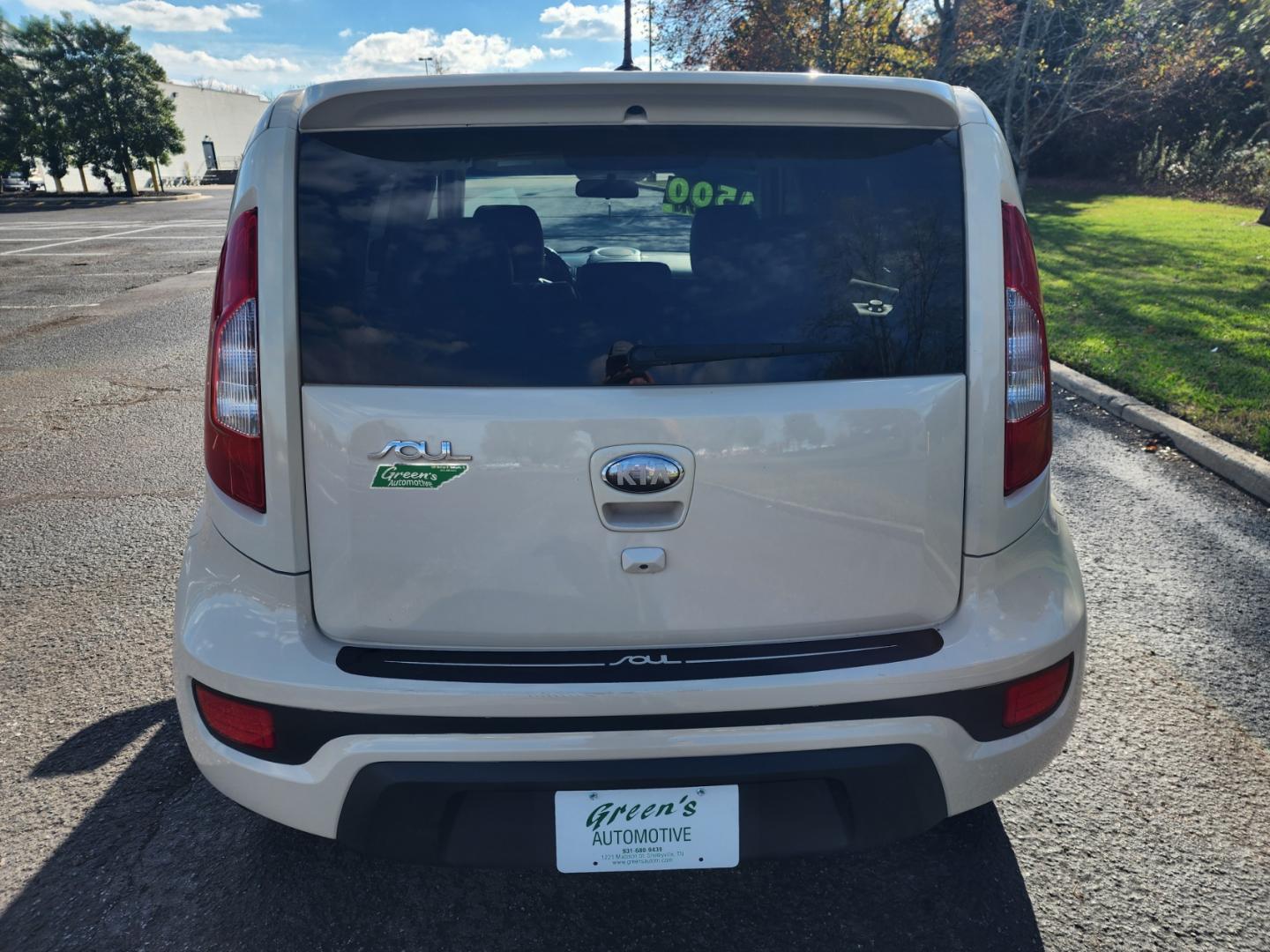 2013 WHITE /Black Kia Soul + (KNDJT2A63D7) with an 2.0L L4 DOHC 16V engine, located at 1221 Madison St., Shelbyville, TN, 37160, (931) 680-9439, 0.000000, 0.000000 - Photo#2