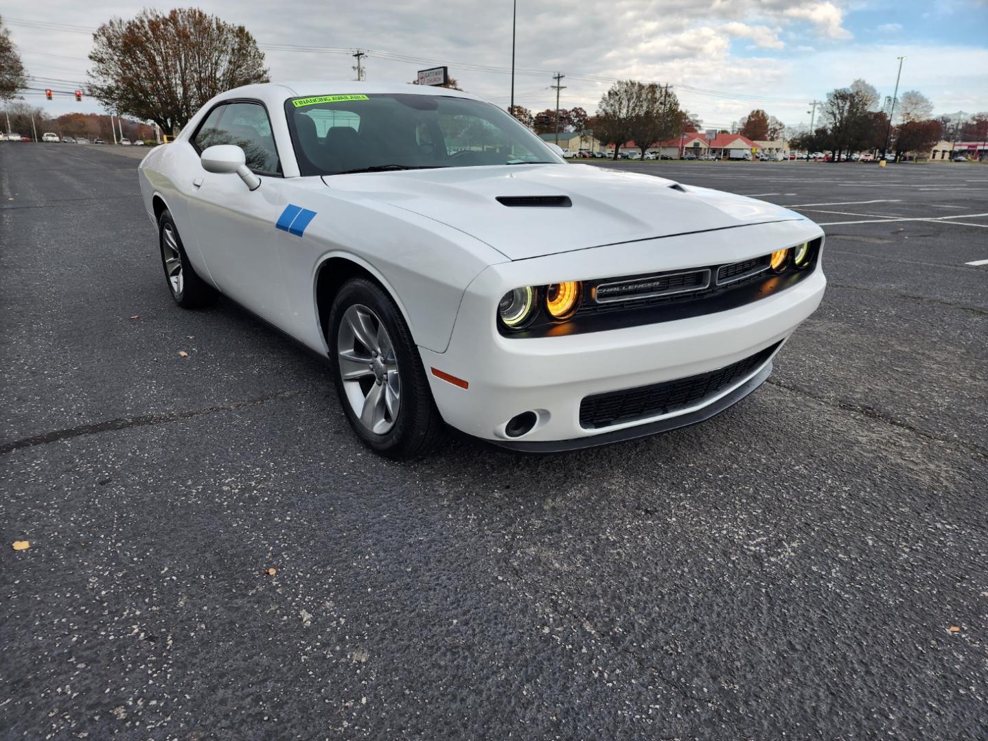 2015 WHITE /Black Dodge Challenger SXT (2C3CDZAG6FH) with an 3.6L V6 DOHC 24V engine, 5-Speed Automatic transmission, located at 1221 Madison St., Shelbyville, TN, 37160, (931) 680-9439, 0.000000, 0.000000 - Photo#1